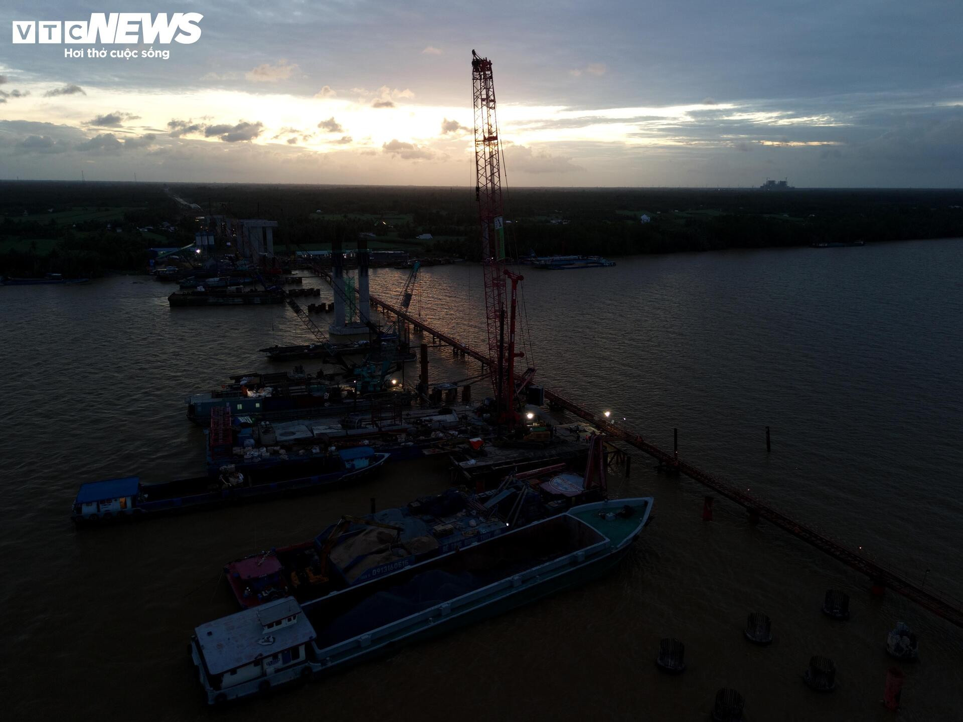 Výstavba mostu spojujícího Can Tho a Vinh Long - 8 nocí