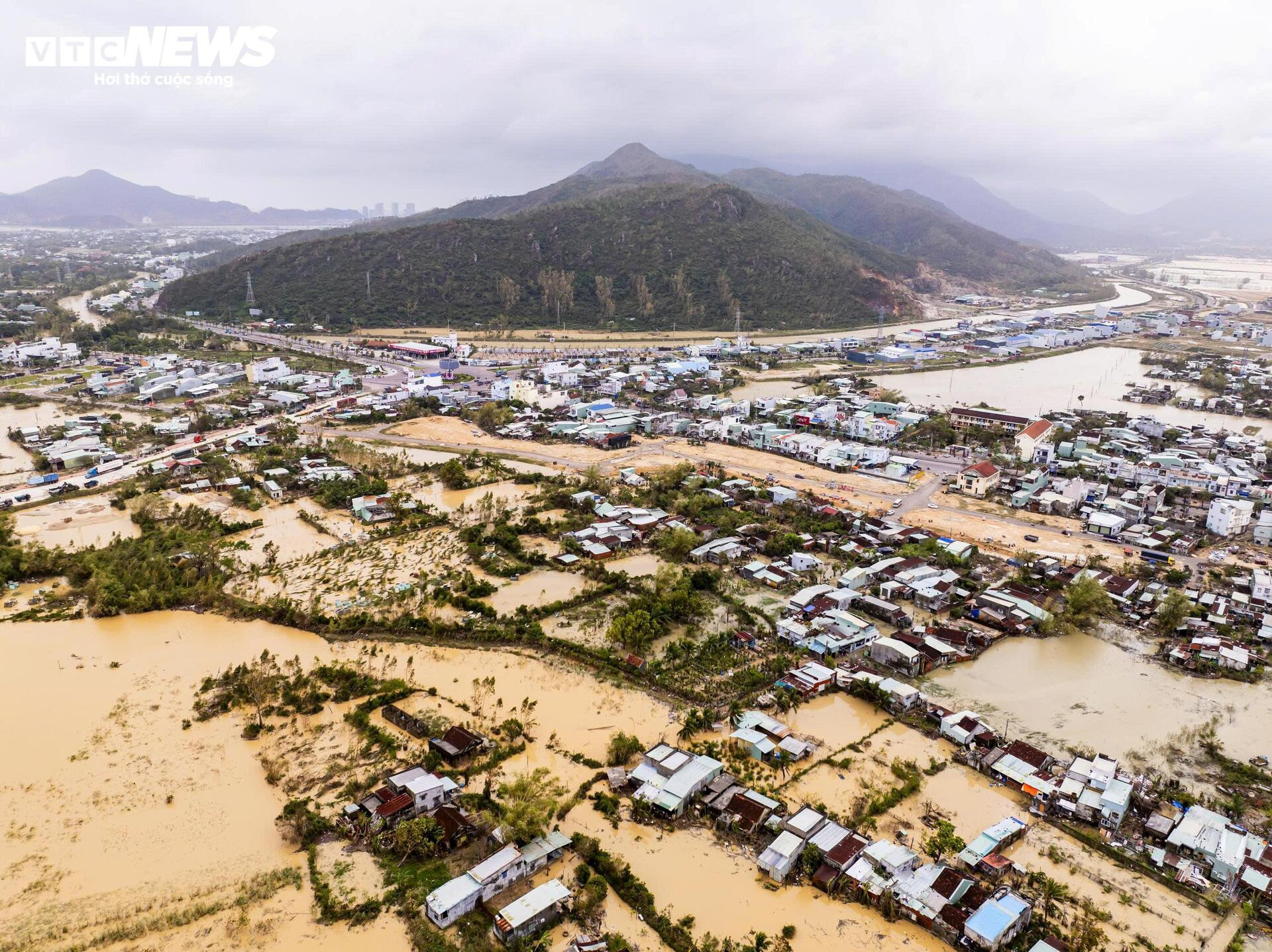 Toàn cảnh phía Đông Gia Lai ngập cục bộ trở lại do mưa lớn trong đêm - 9