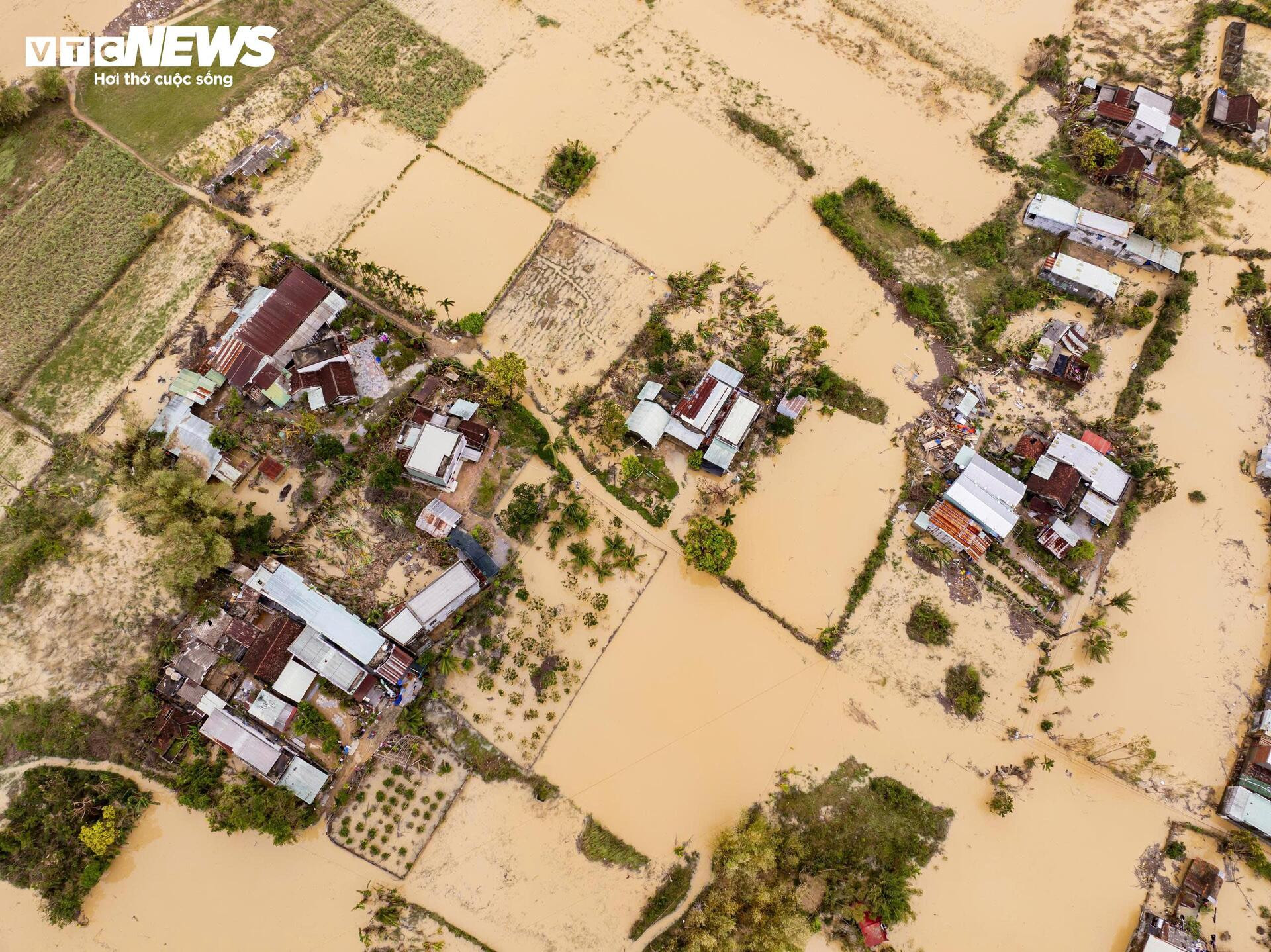 Toàn cảnh phía Đông Gia Lai ngập cục bộ trở lại do mưa lớn trong đêm - 2