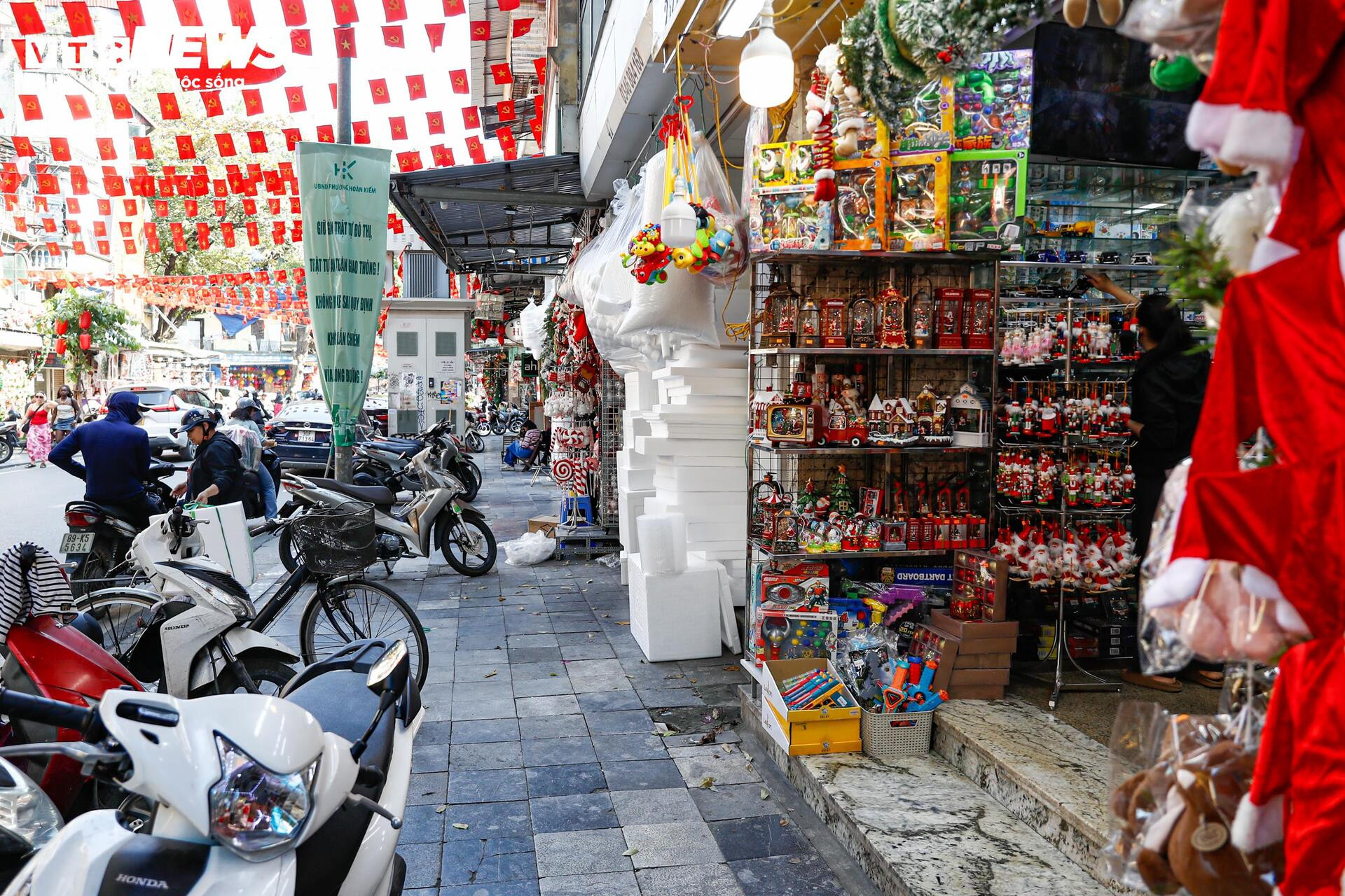 Phố trung tâm Hà Nội ‘lột xác’ sau ngày ra quân dỡ mái che, dọn dẹp vỉa hè - 8