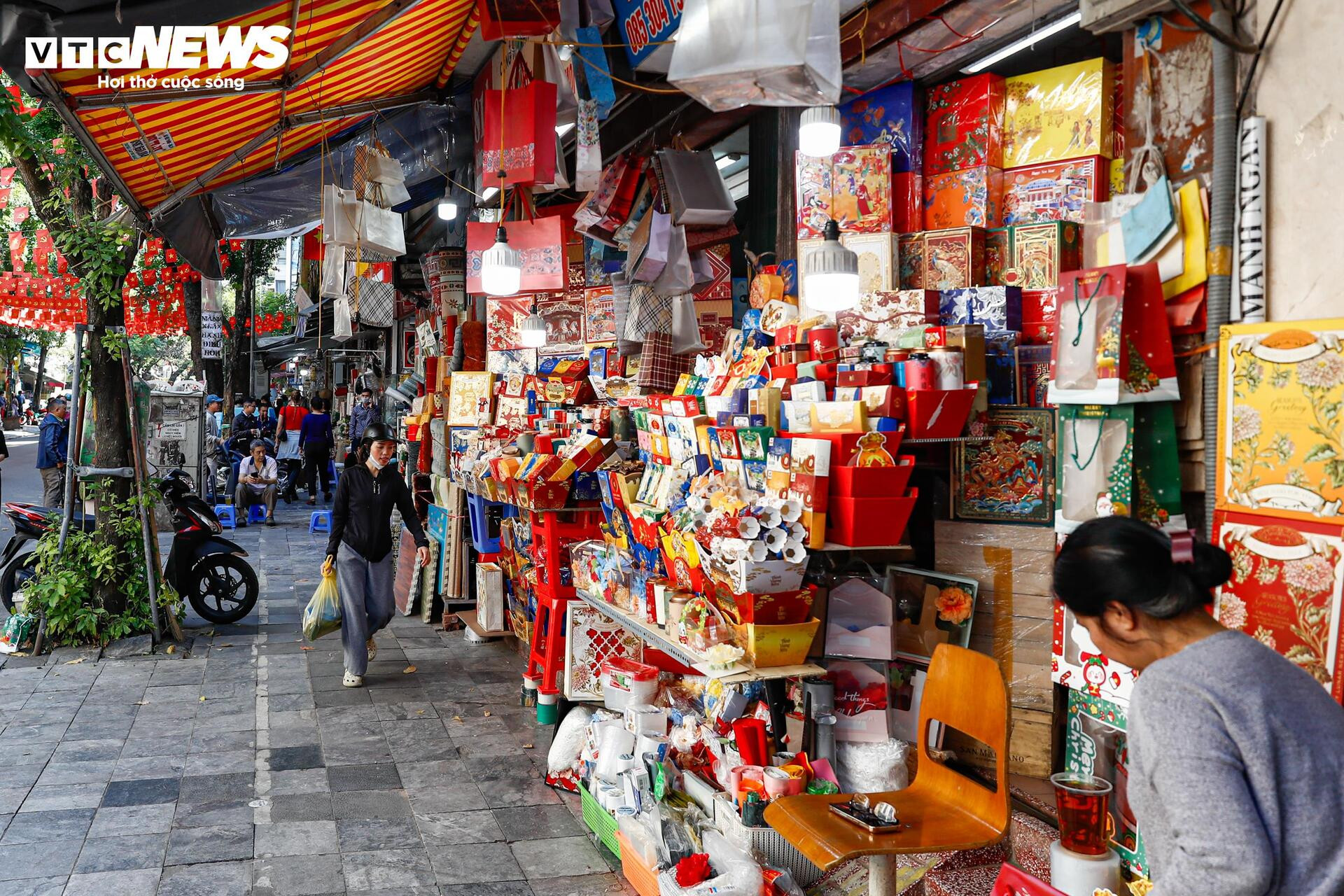 Phố trung tâm Hà Nội ‘lột xác’ sau ngày ra quân dỡ mái che, dọn dẹp vỉa hè - 10