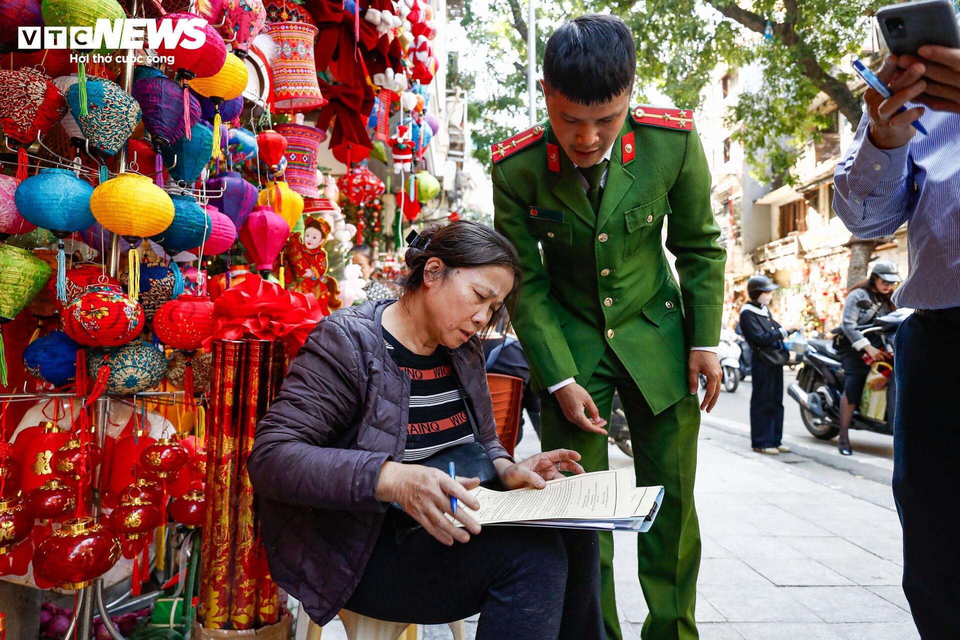 Phố trung tâm Hà Nội ‘lột xác’ sau ngày ra quân dỡ mái che, dọn dẹp vỉa hè - 11