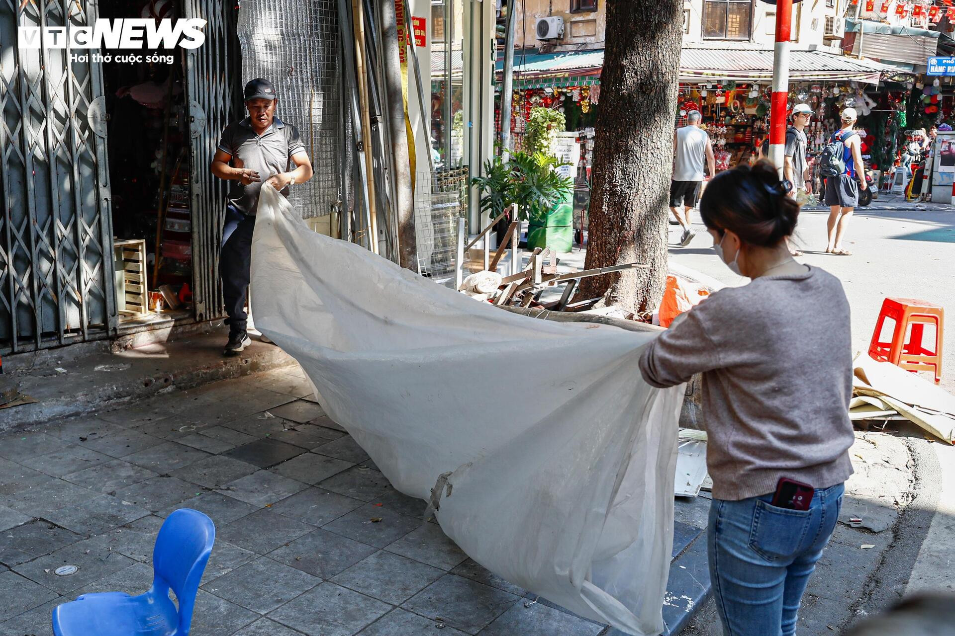 Phố trung tâm Hà Nội ‘lột xác’ sau ngày ra quân dỡ mái che, dọn dẹp vỉa hè - 15