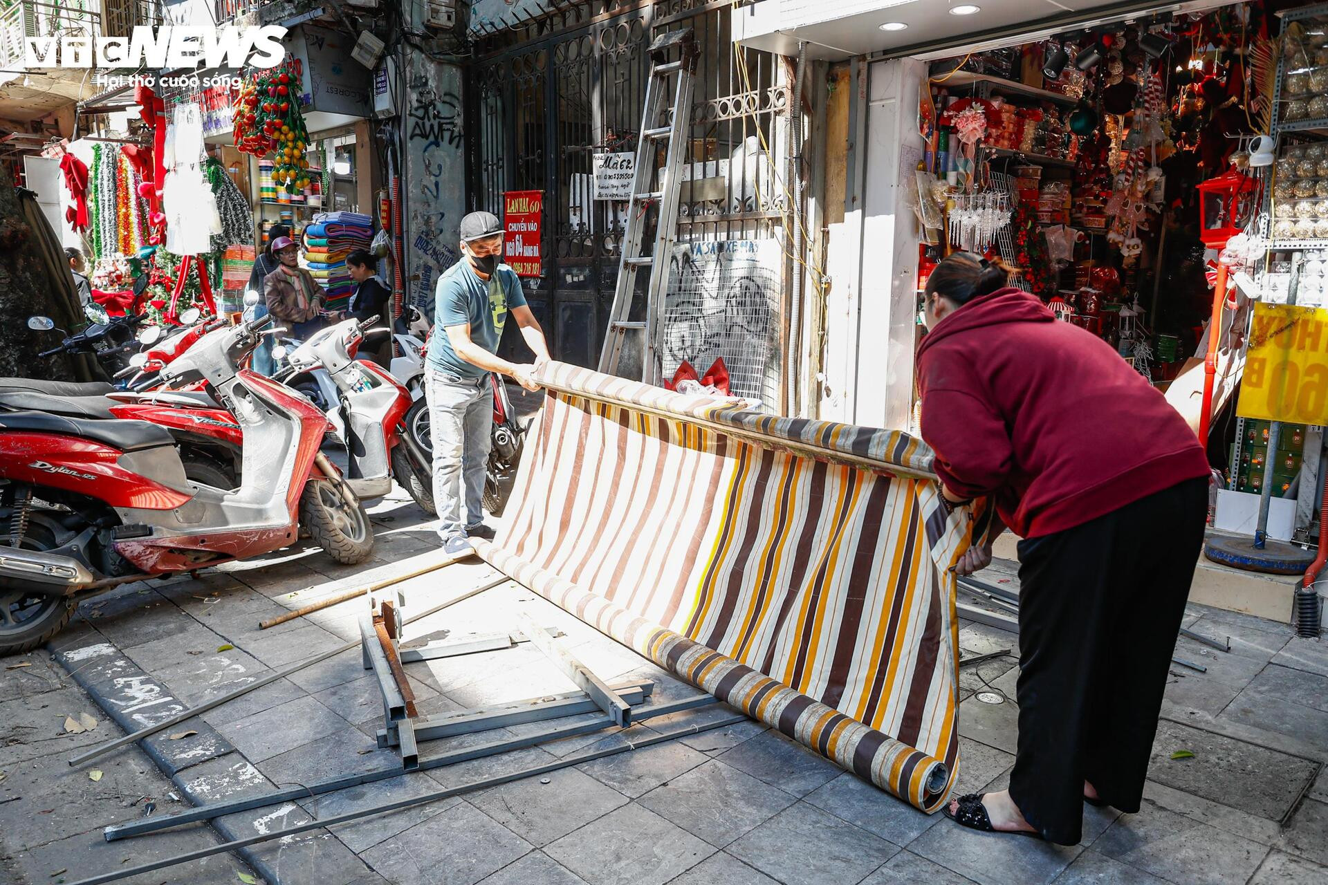 Phố trung tâm Hà Nội ‘lột xác’ sau ngày ra quân dỡ mái che, dọn dẹp vỉa hè - 6