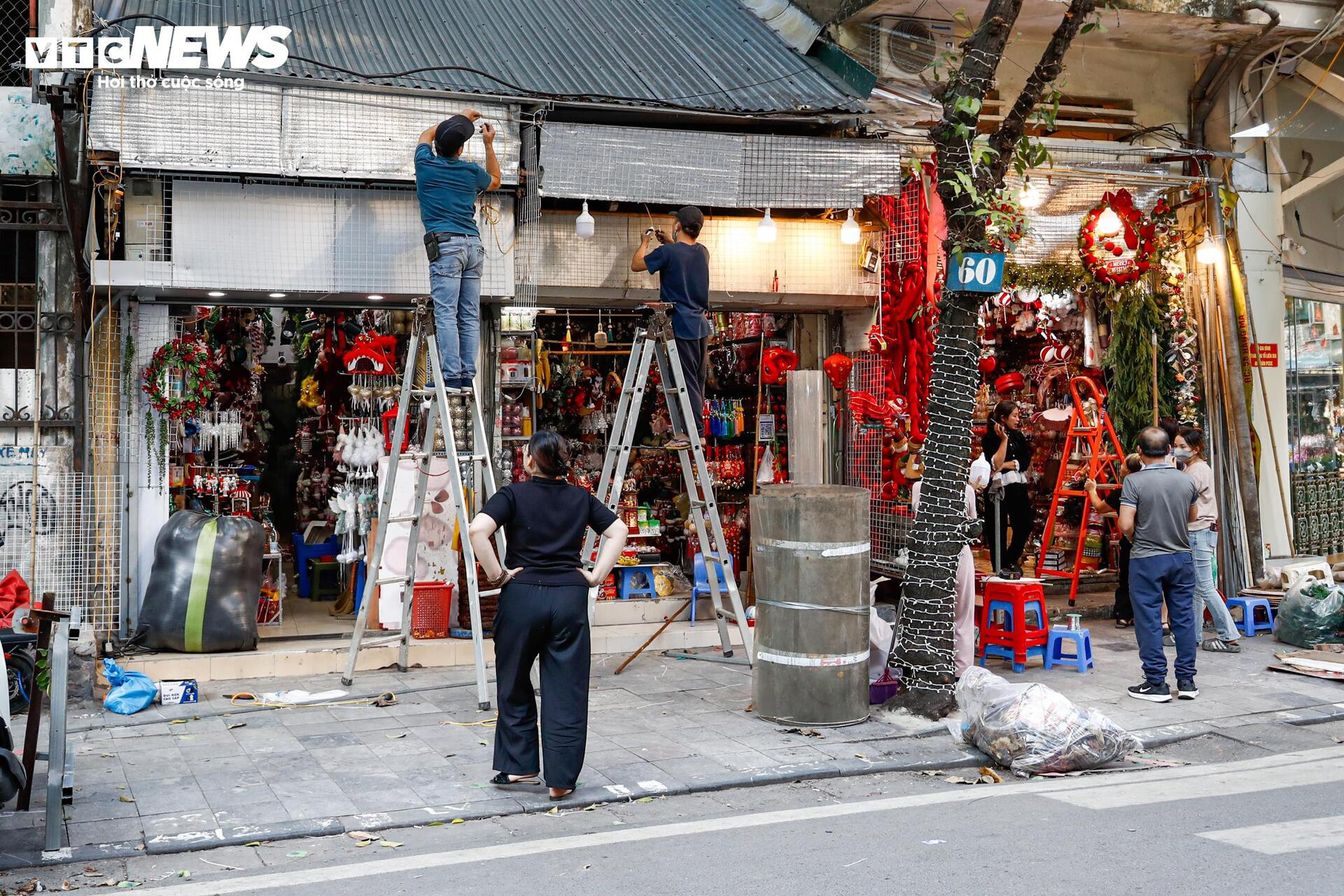 Phố trung tâm Hà Nội ‘lột xác’ sau ngày ra quân dỡ mái che, dọn dẹp vỉa hè - 3