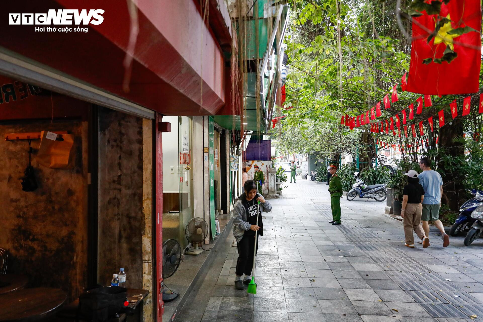 Phố trung tâm Hà Nội ‘lột xác’ sau ngày ra quân dỡ mái che, dọn dẹp vỉa hè - 19