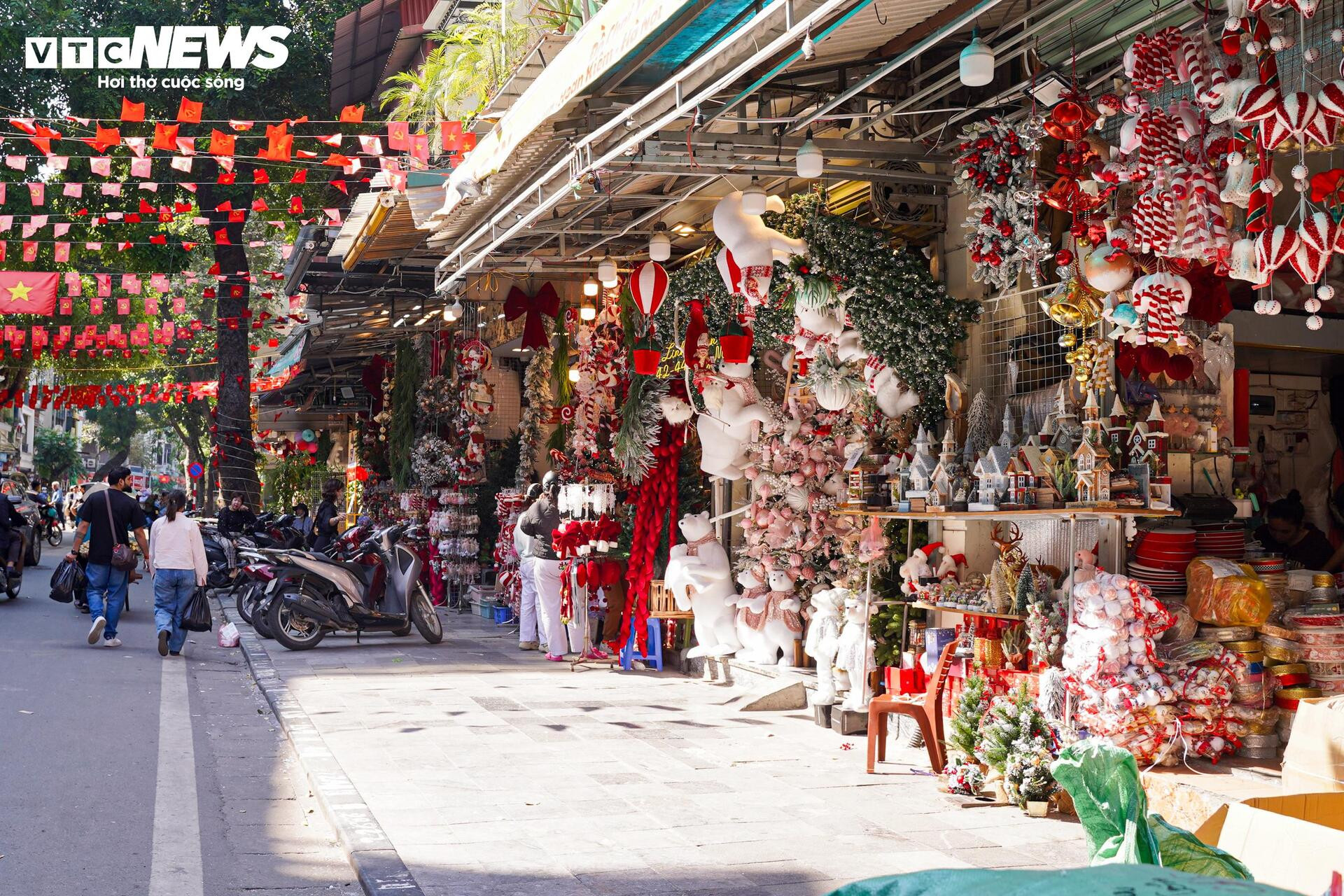 Phố trung tâm Hà Nội ‘lột xác’ sau ngày ra quân dỡ mái che, dọn dẹp vỉa hè - 1