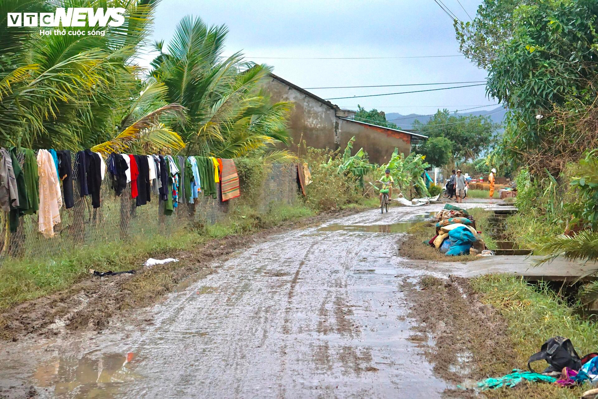 'Rốn lũ' Hoà Thịnh 6 ngày sau 'đại hồng thuỷ': Hoang tàn và trĩu nặng lo âu - 1
