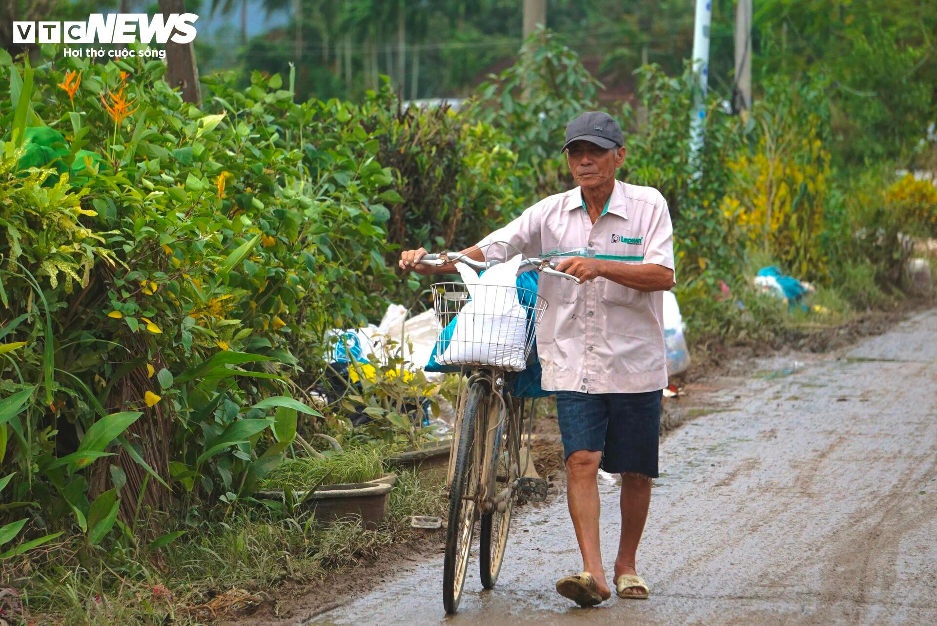 'Rốn lũ' Hoà Thịnh 6 ngày sau 'đại hồng thuỷ': Hoang tàn và trĩu nặng lo âu - 4