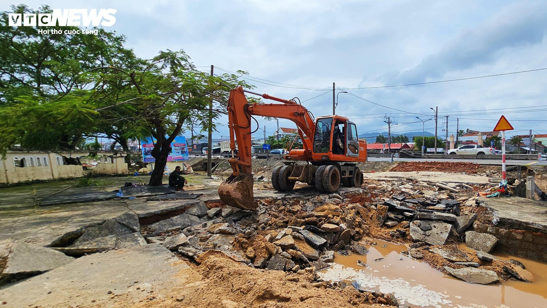 Trường học xác xơ sau lũ lịch sử, sách vở ngập bùn - 2