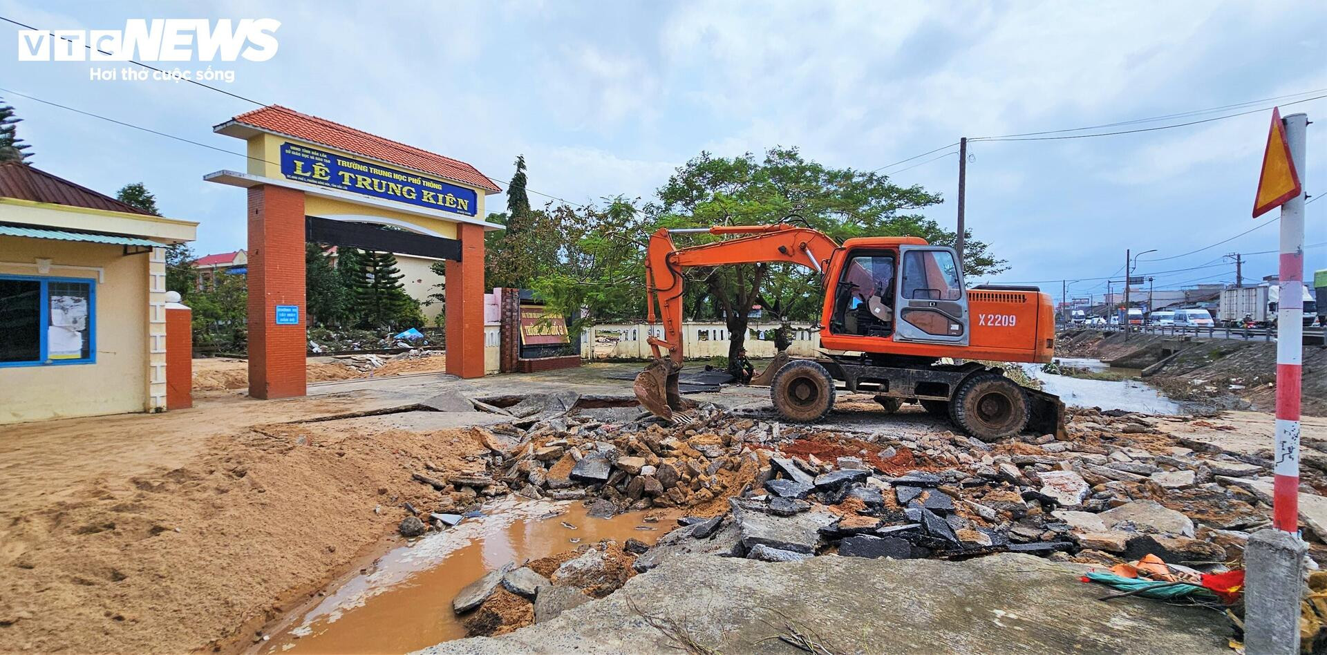 Trường học xác xơ sau lũ lịch sử, sách vở ngập bùn - 1