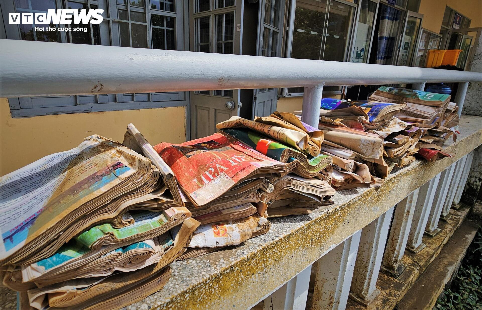 Trường học xác xơ sau lũ lịch sử, sách vở ngập bùn - 14