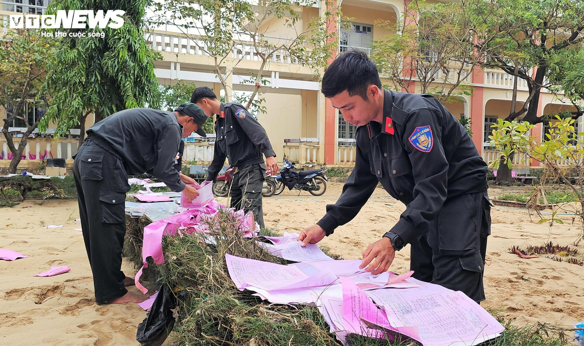 Trường học xác xơ sau lũ lịch sử, sách vở ngập bùn - 12