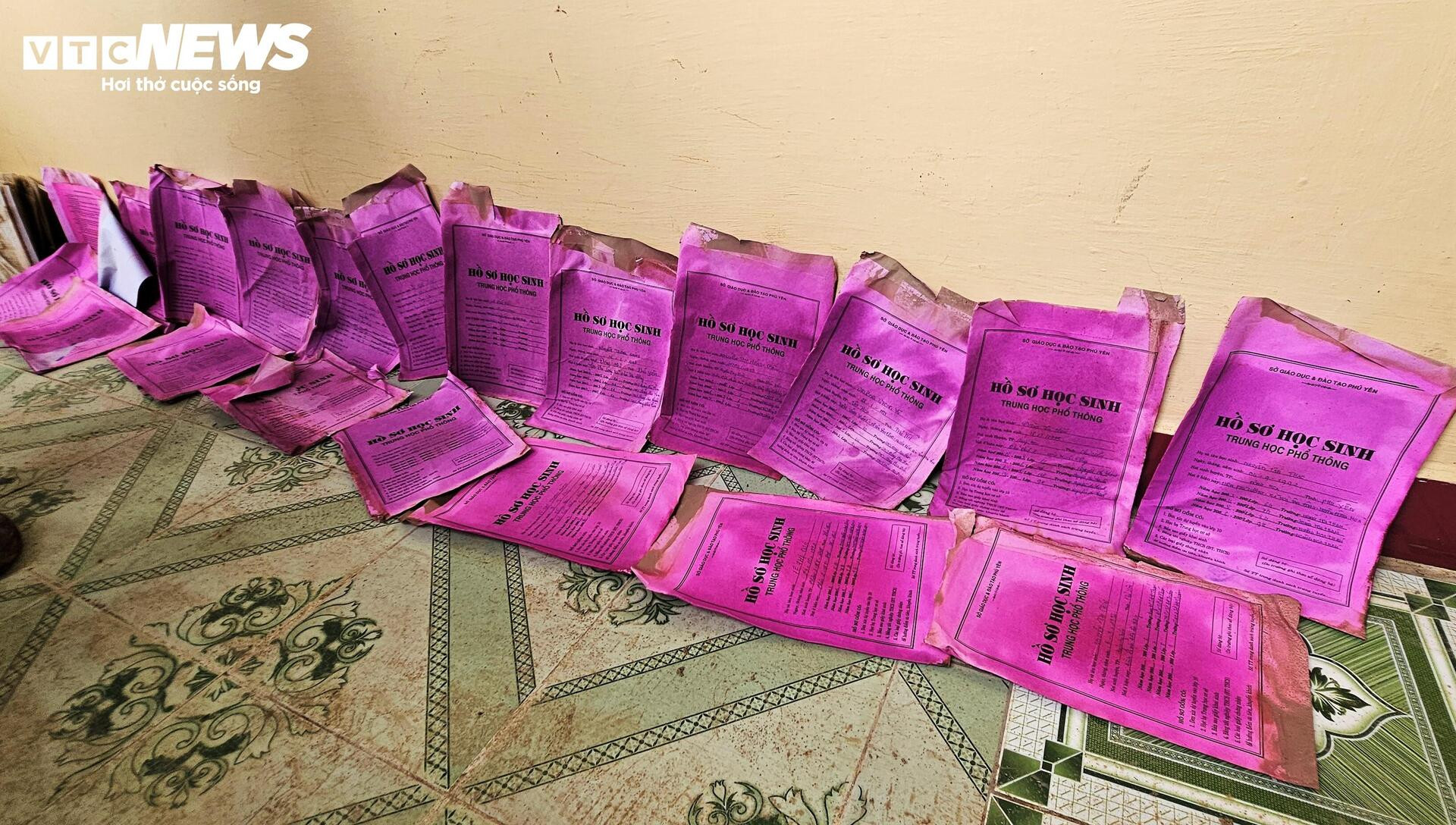 Trường học xác xơ sau lũ lịch sử, sách vở ngập bùn - 7