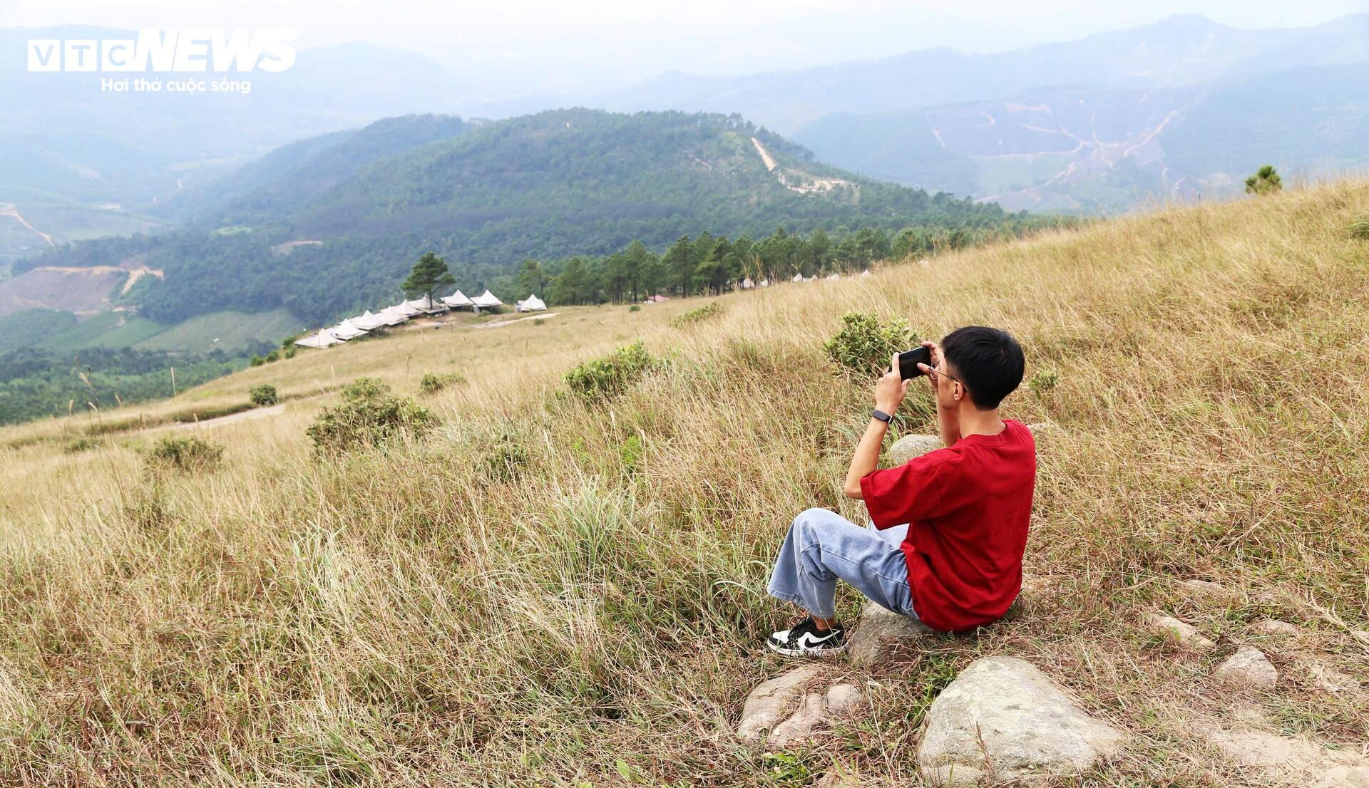 Ngắm đồi Phượng Hoàng vào mùa cỏ cháy đẹp nhất năm - 6