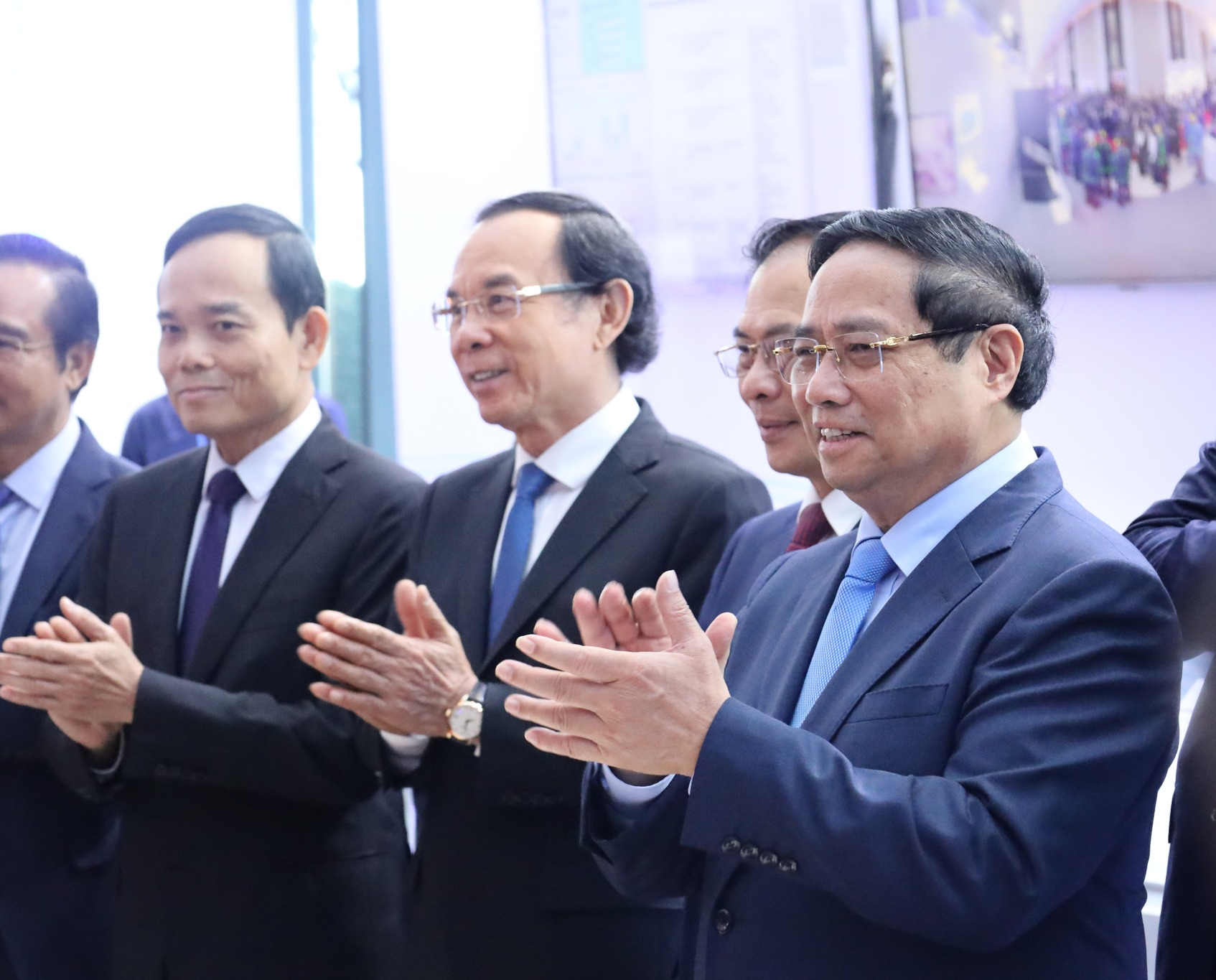 Perdana Menteri Pham Minh Chinh dan pemimpin Ho Chi Minh City mengalu-alukan delegasi antarabangsa menghadiri Forum Ekonomi Musim Luruh.