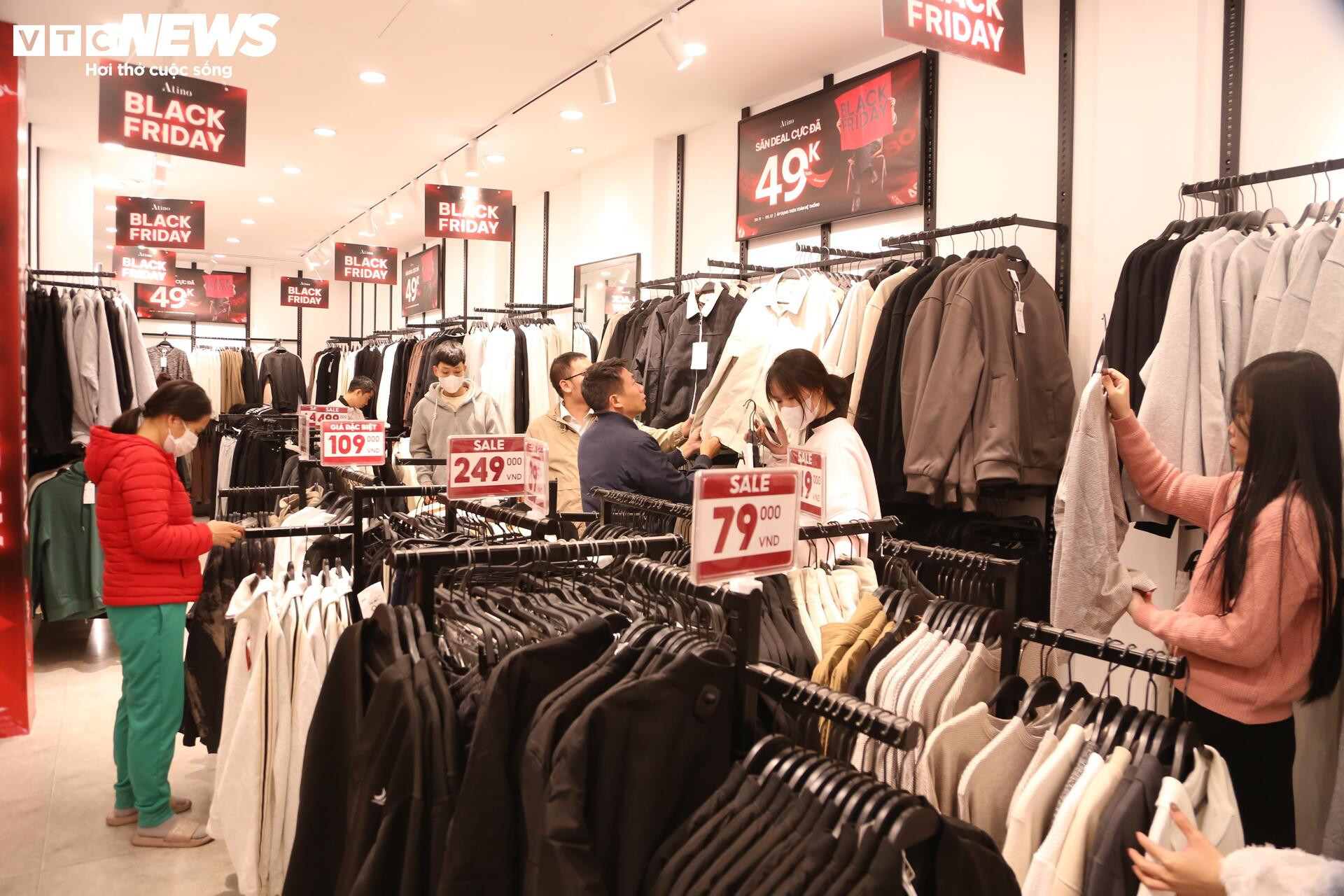 La liệt hàng giảm giá ngày Black Friday, khách vẫn èo uột - 3