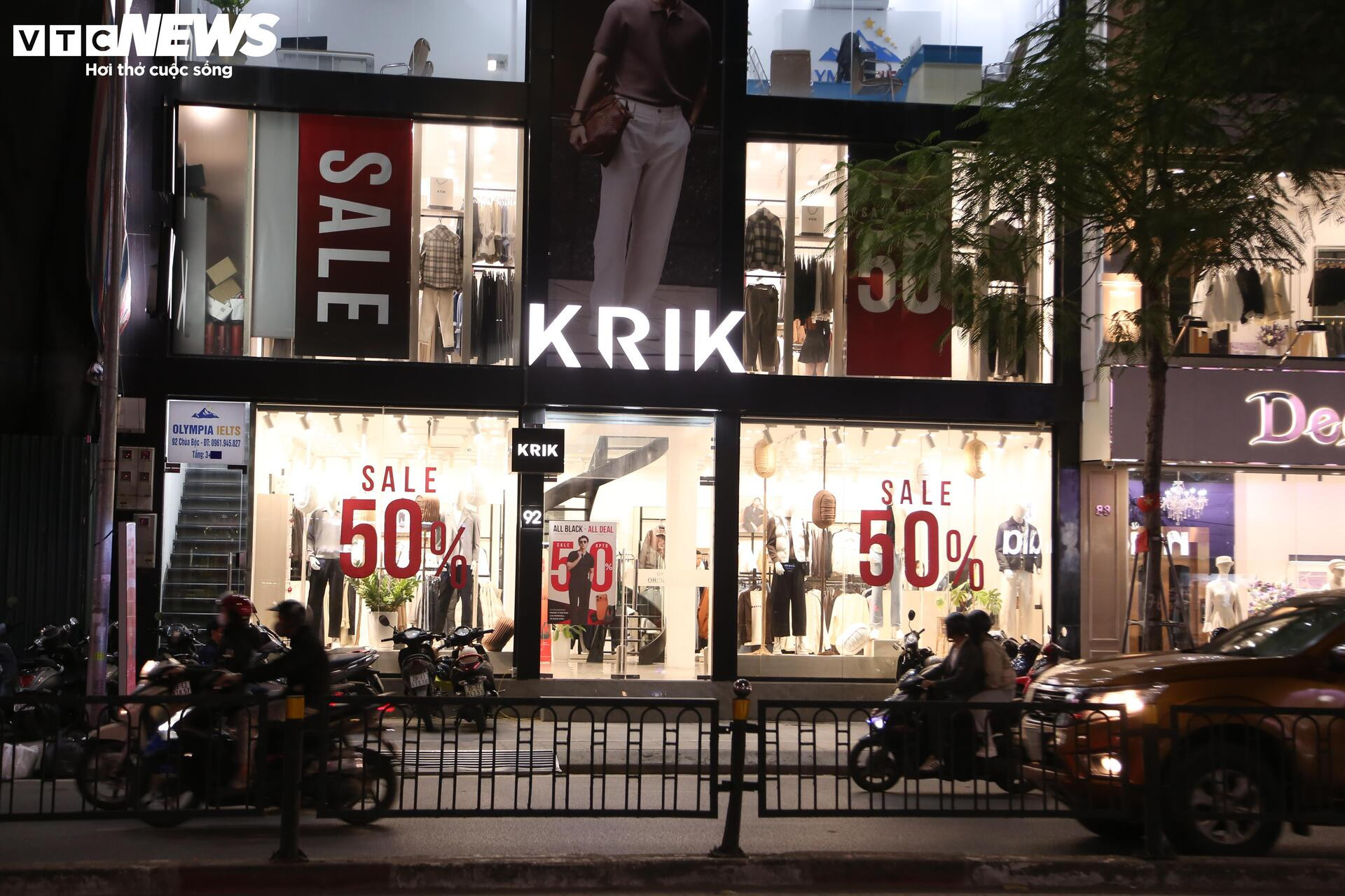 La liệt hàng giảm giá ngày Black Friday, khách vẫn èo uột - 1