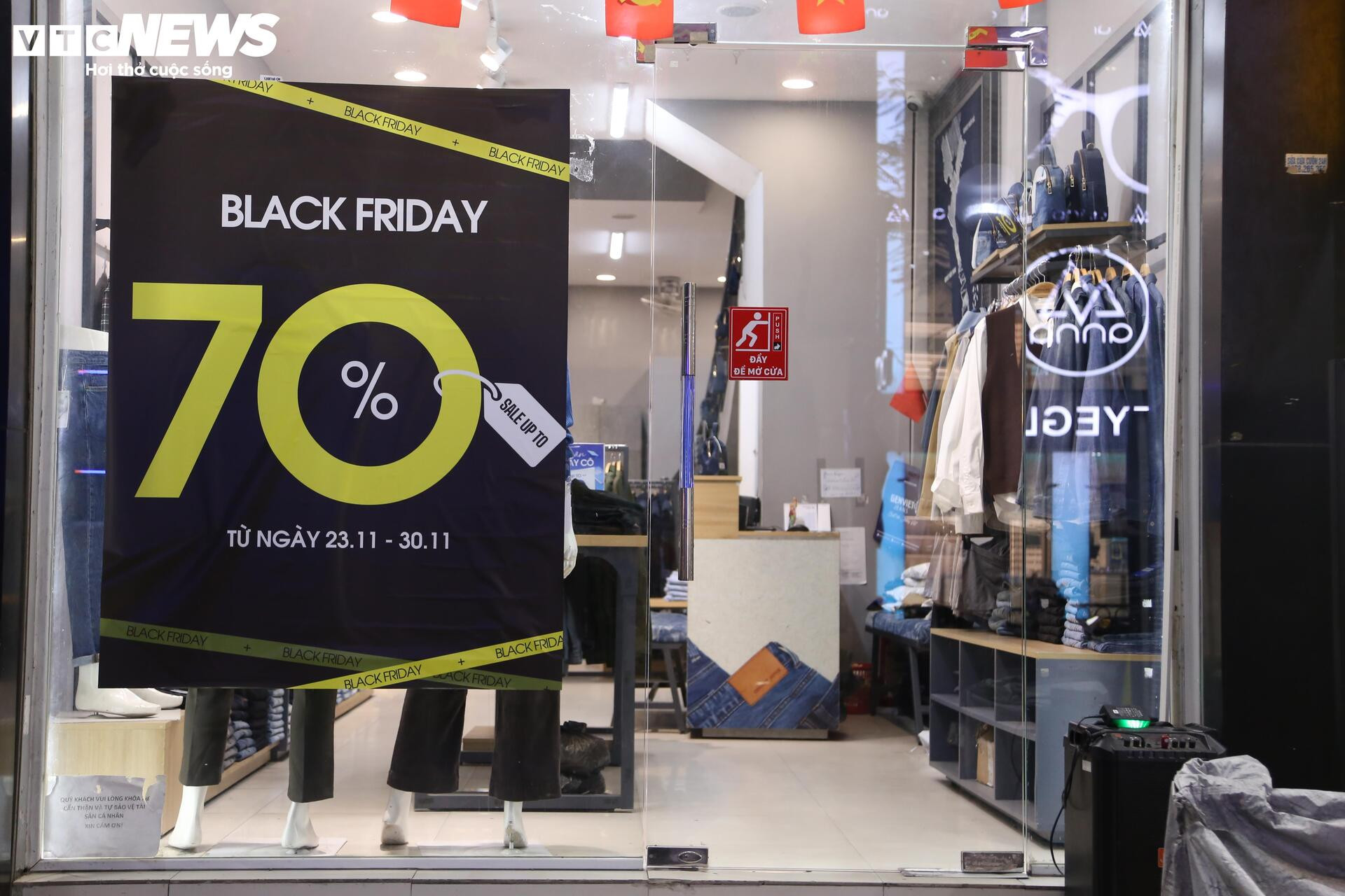La liệt hàng giảm giá ngày Black Friday, khách vẫn èo uột - 2