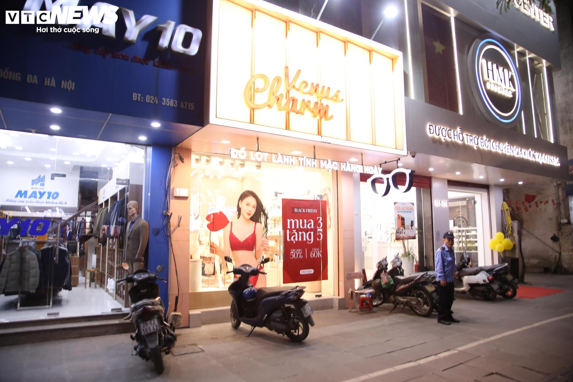 La liệt hàng giảm giá ngày Black Friday, khách vẫn èo uột - 10