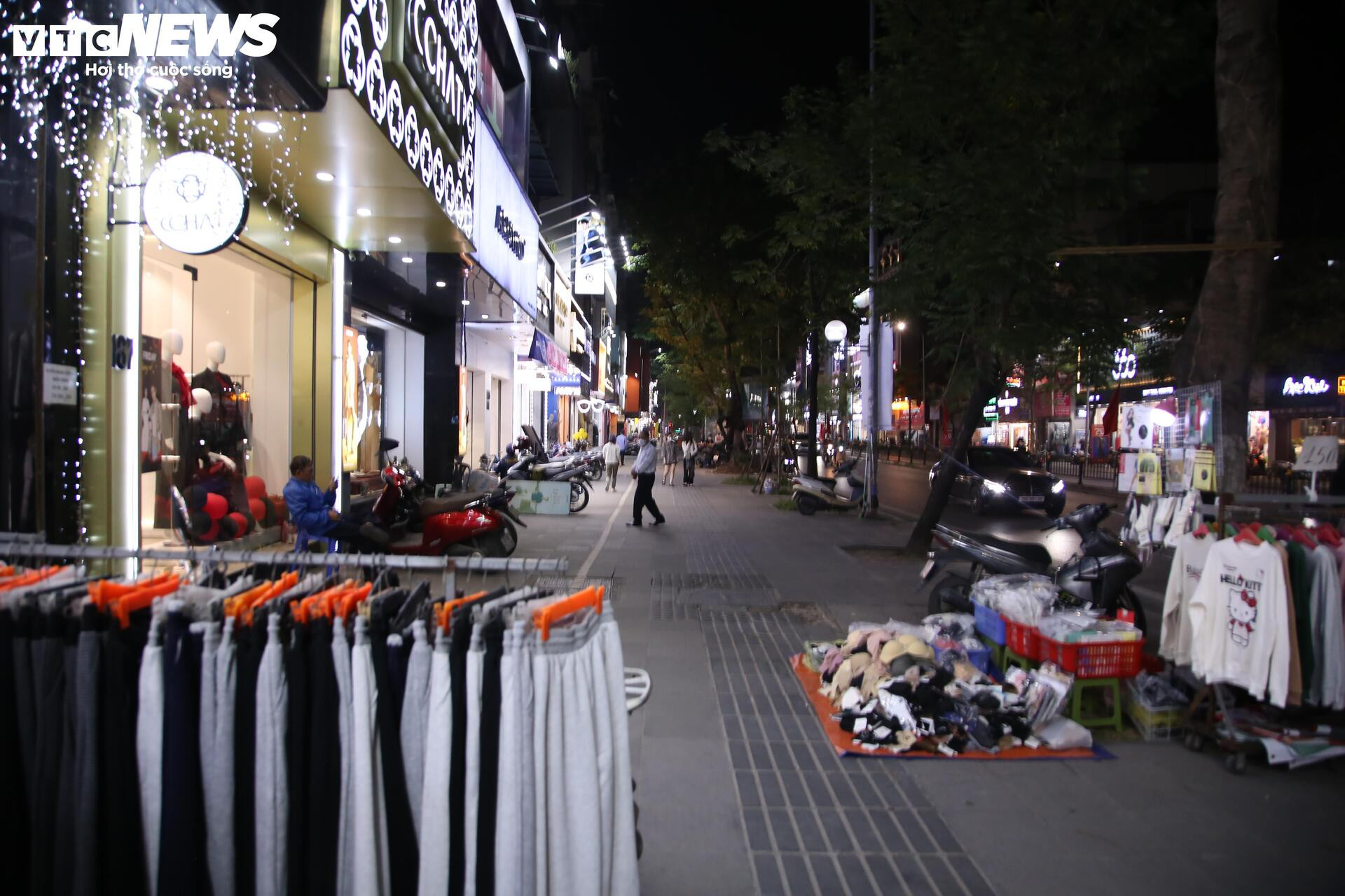 La liệt hàng giảm giá ngày Black Friday, khách vẫn èo uột - 11