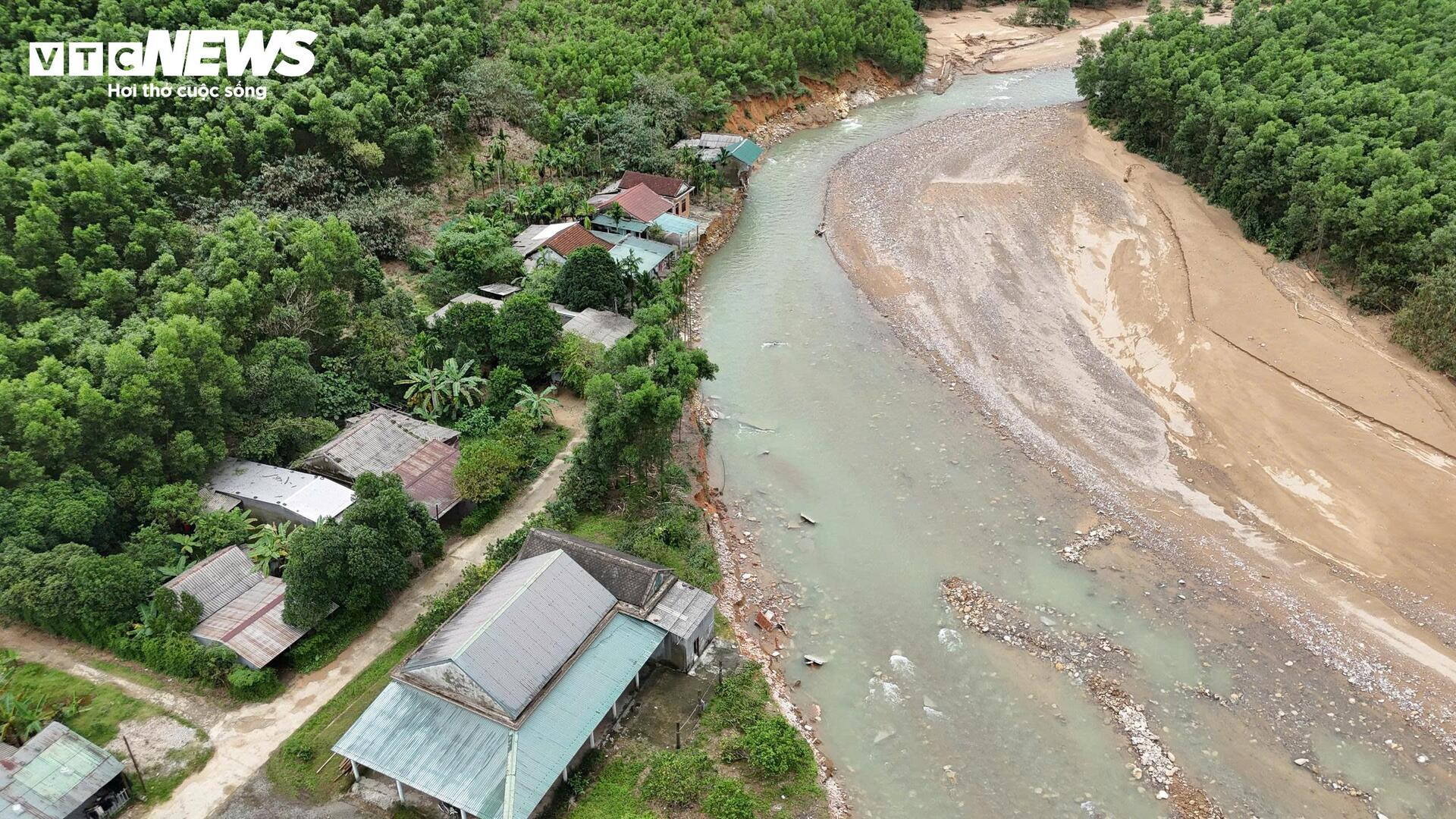 Rợn người những căn nhà chênh vênh bên bờ suối sạt lở sau 4 trận lũ liên tiếp - 4