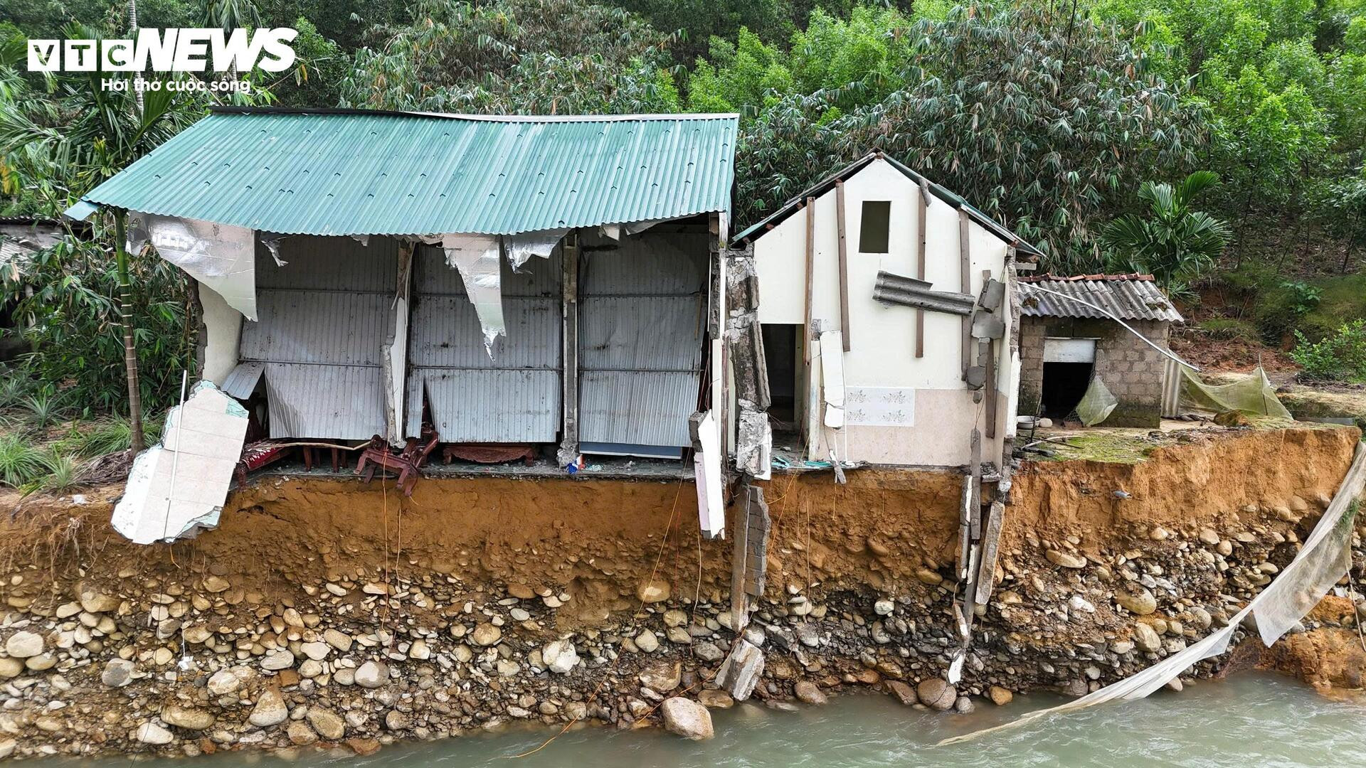 Rợn người những căn nhà chênh vênh bên bờ suối sạt lở sau 4 trận lũ liên tiếp - 6