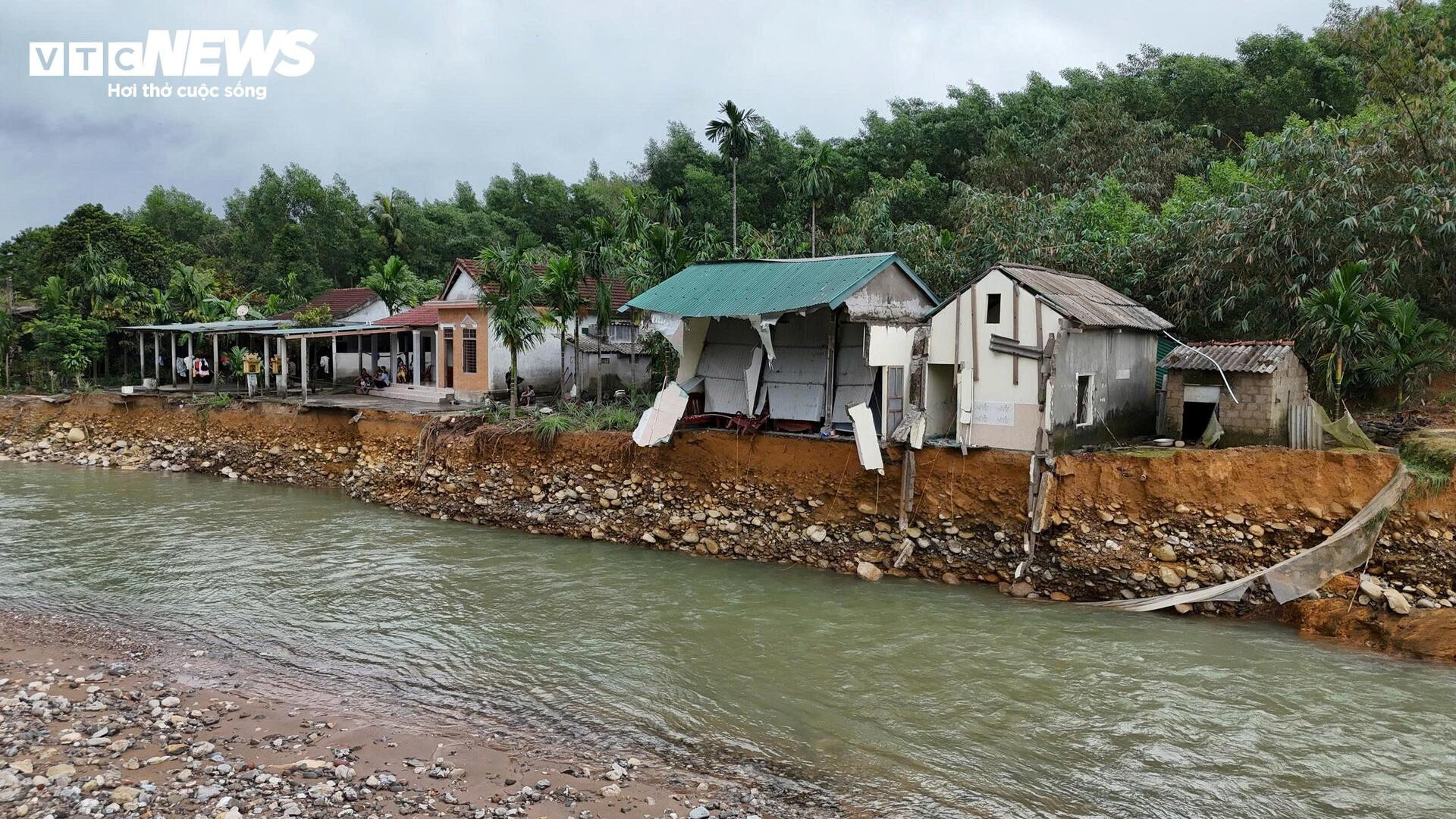 Rợn người những căn nhà chênh vênh bên bờ suối sạt lở sau 4 trận lũ liên tiếp - 9