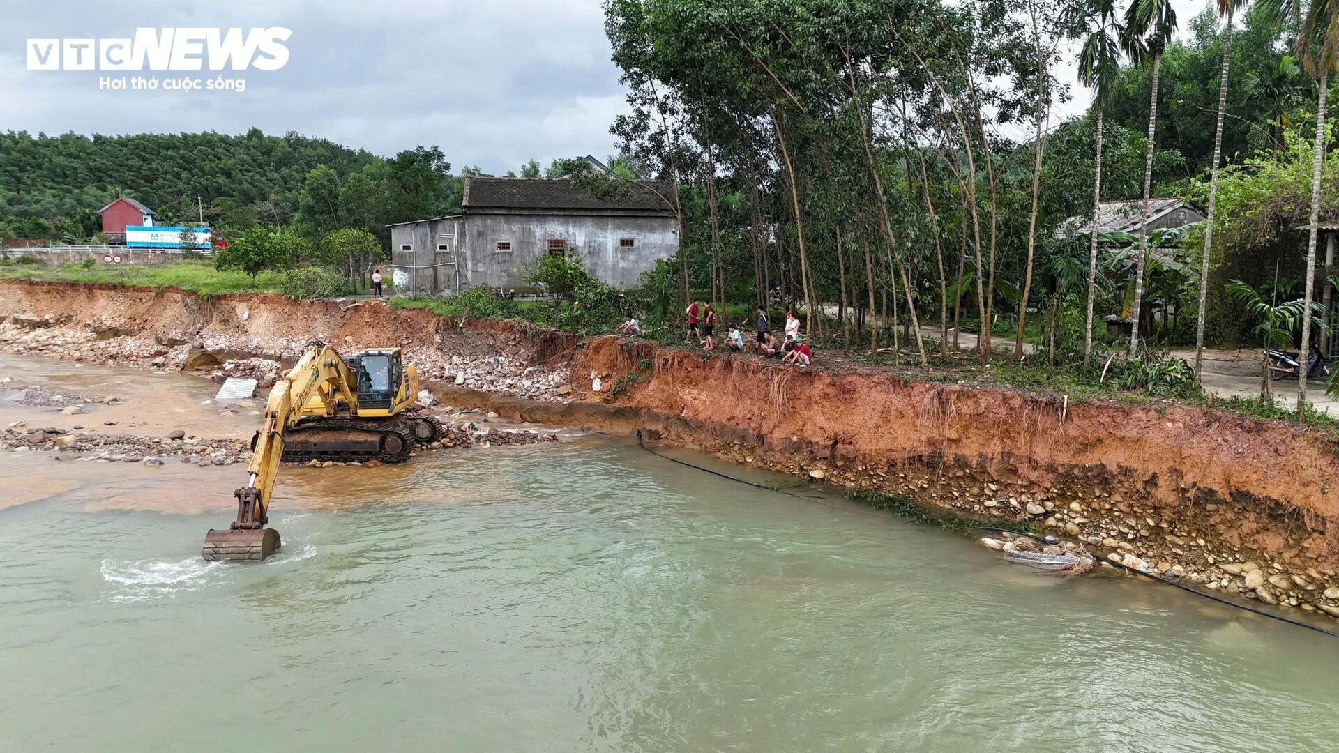 Rợn người những căn nhà chênh vênh bên bờ suối sạt lở sau 4 trận lũ liên tiếp - 8