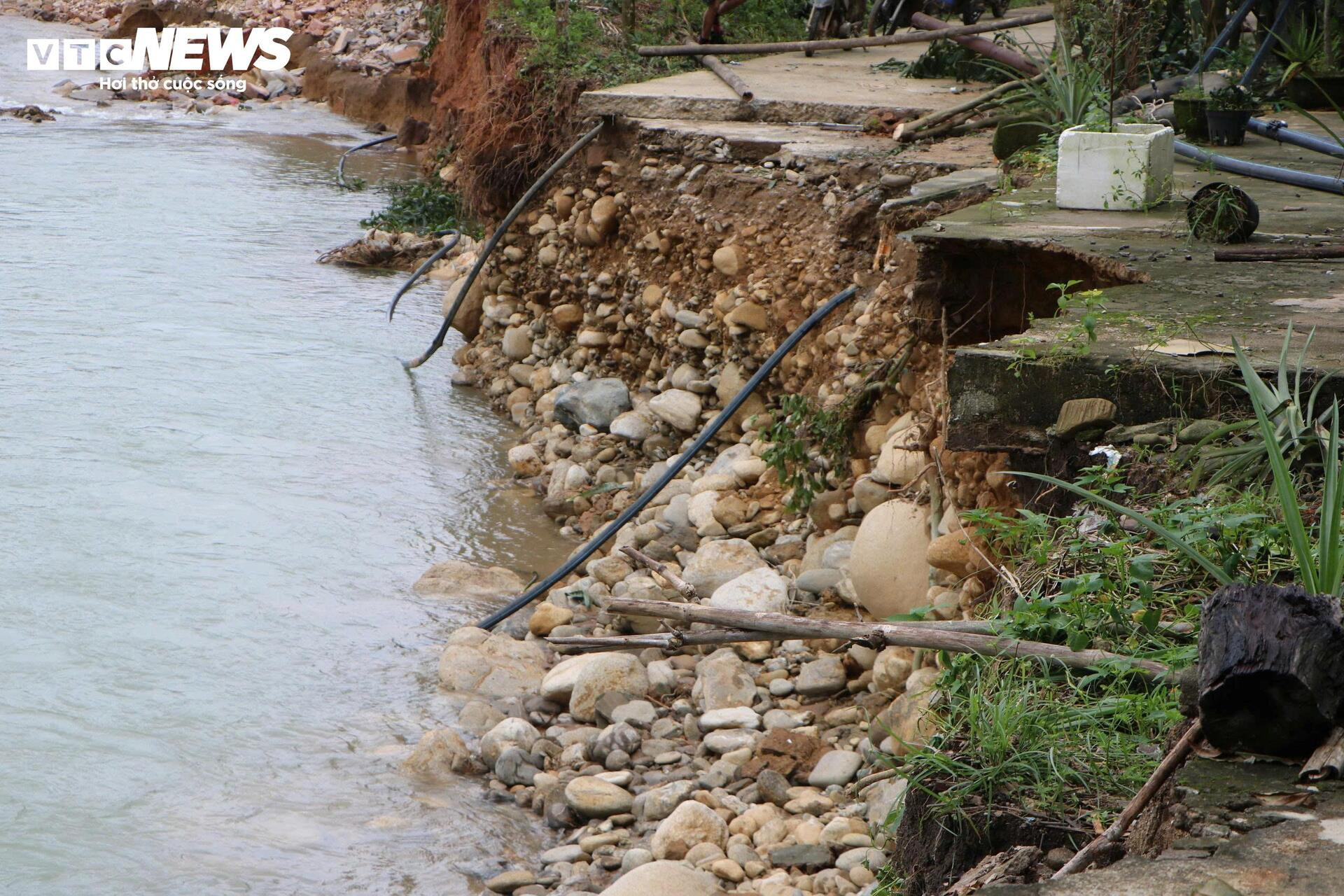 Rợn người những căn nhà chênh vênh bên bờ suối sạt lở sau 4 trận lũ liên tiếp - 5