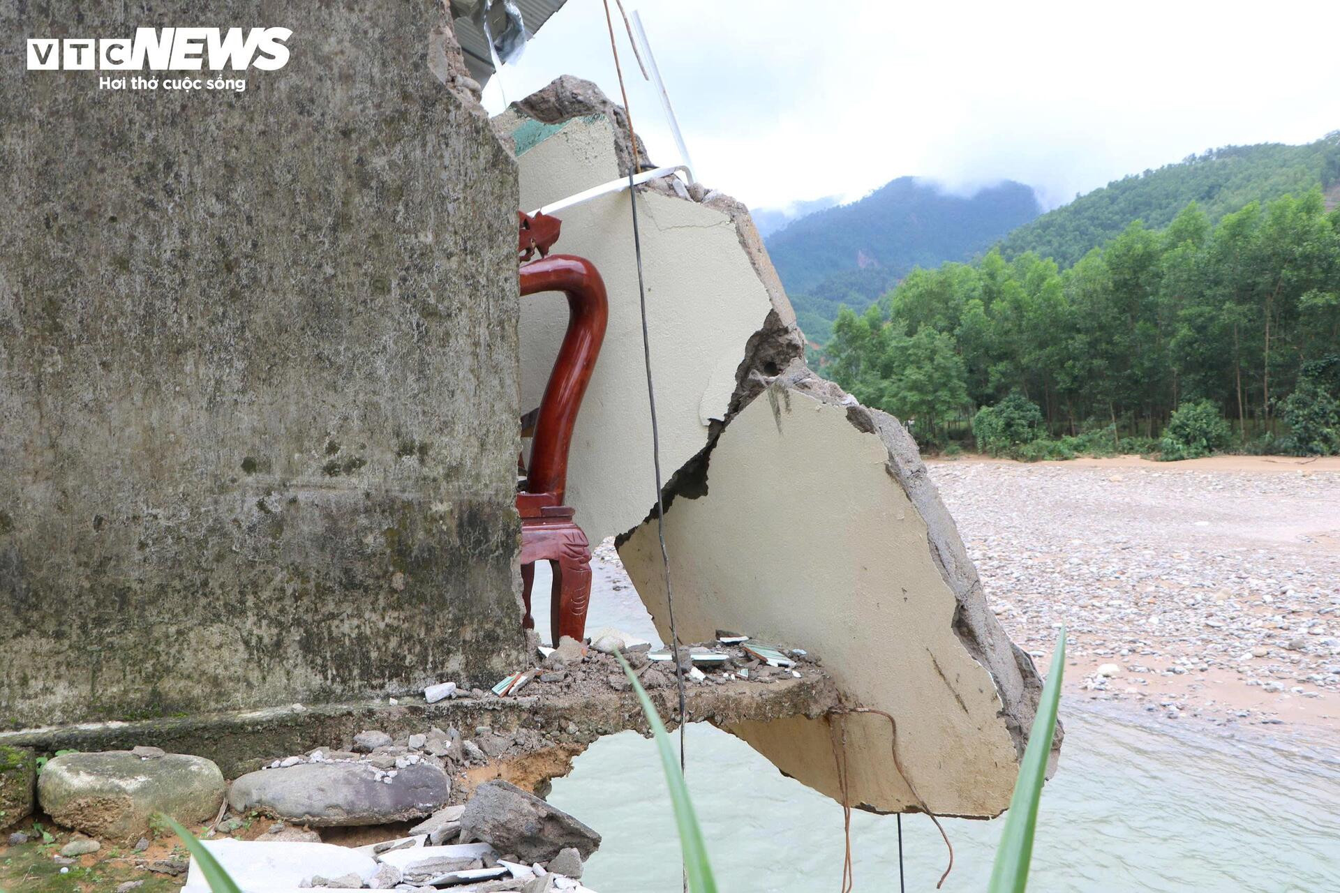 Rợn người những căn nhà chênh vênh bên bờ suối sạt lở sau 4 trận lũ liên tiếp - 3