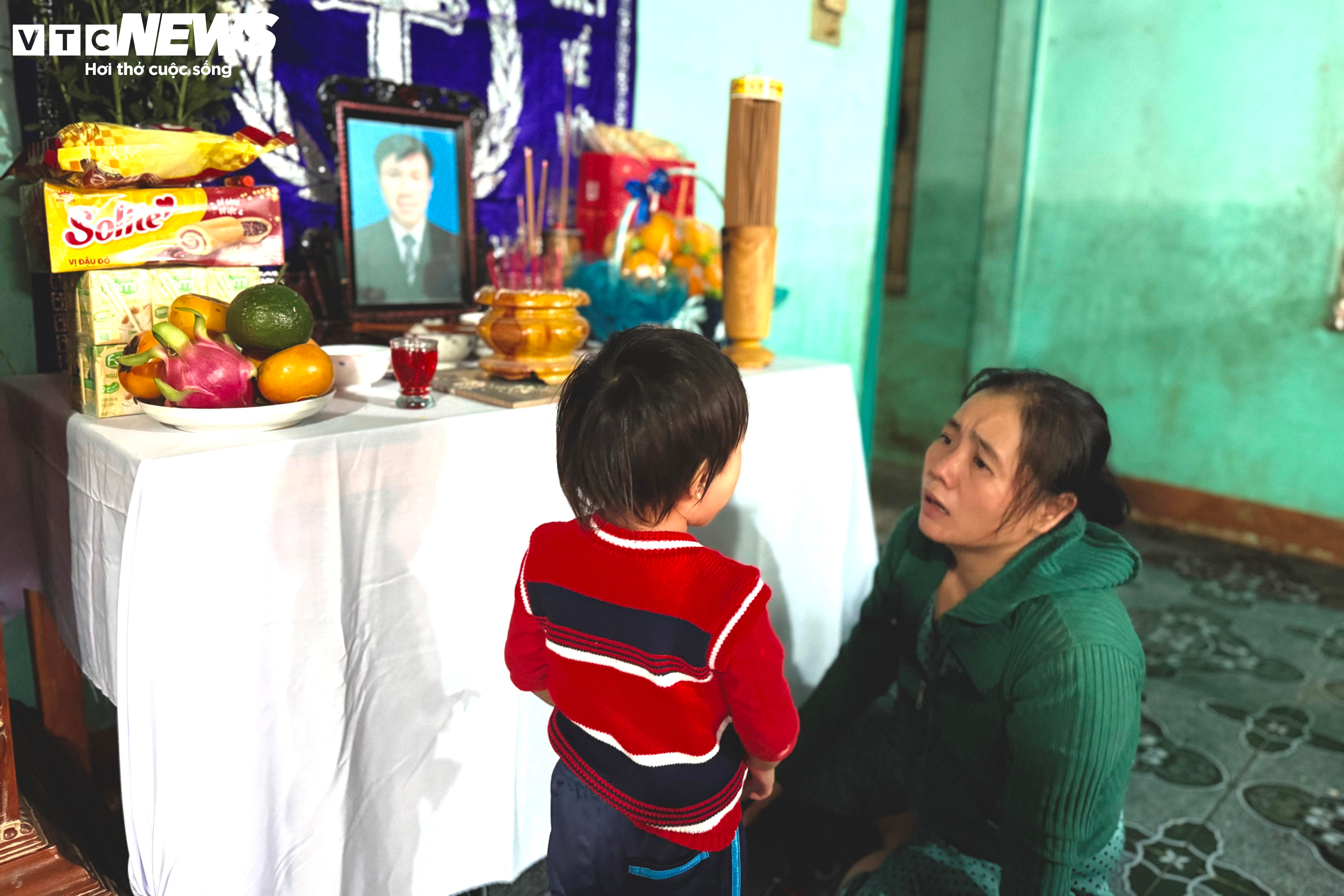 Người vợ trẻ ôm hai con nhỏ giữa căn nhà sau lũ: 'Sao anh nỡ bỏ mẹ con em…' - 1