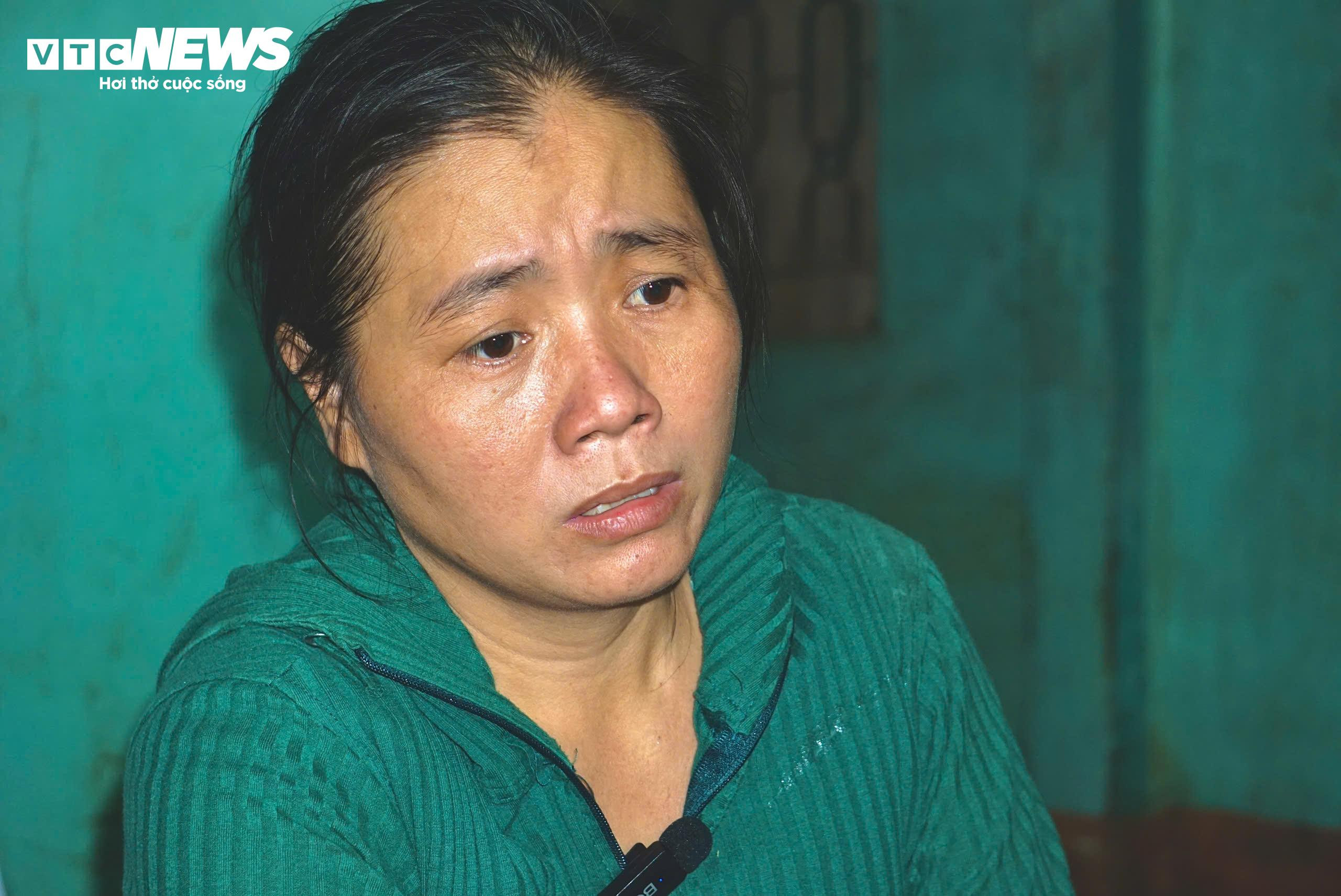 Người vợ trẻ ôm hai con nhỏ giữa căn nhà sau lũ: 'Sao anh nỡ bỏ mẹ con em…' - 2