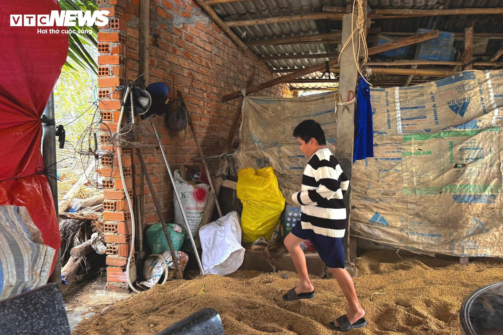 Người vợ trẻ ôm hai con nhỏ giữa căn nhà sau lũ: 'Sao anh nỡ bỏ mẹ con em…' - 4