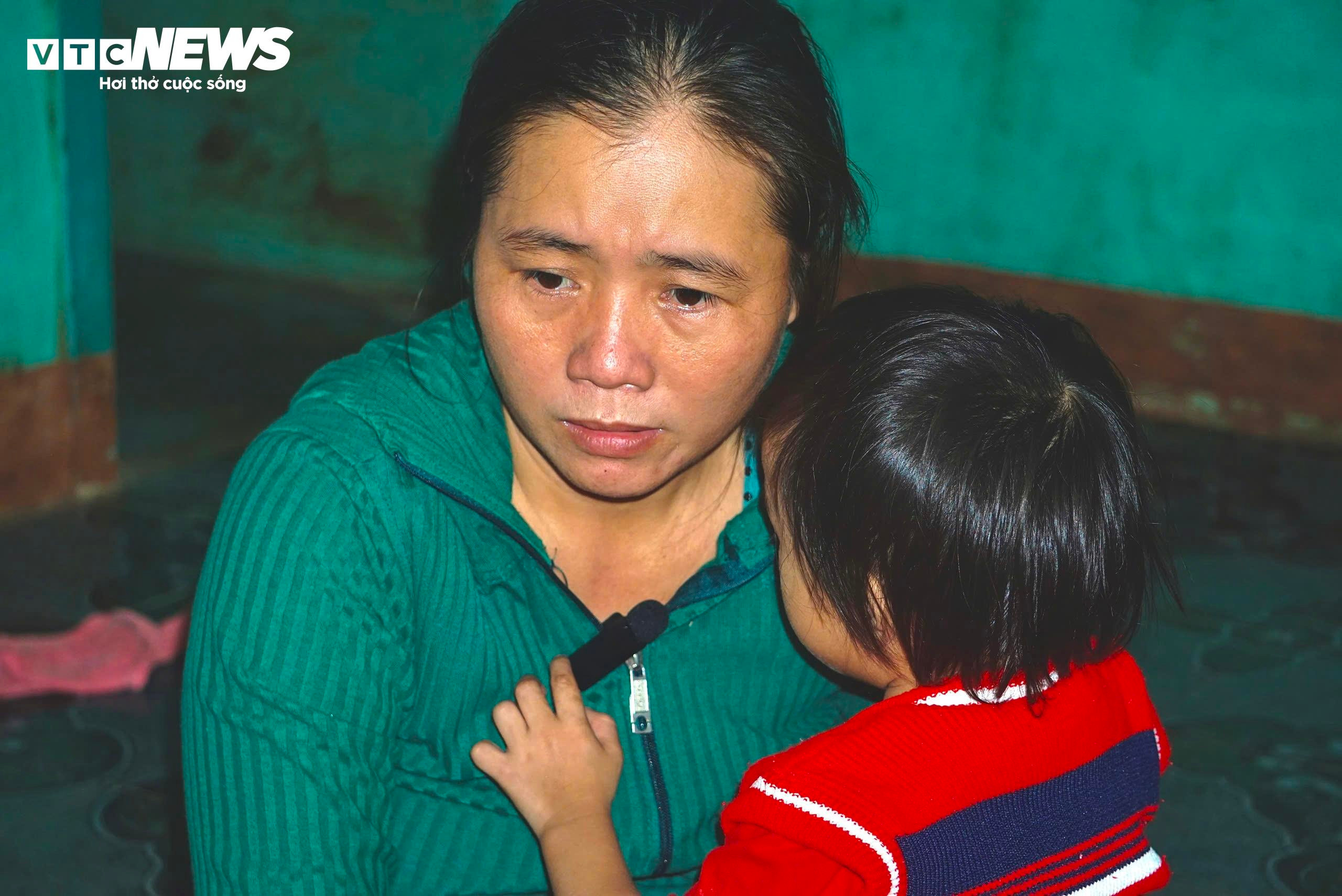 Người vợ trẻ ôm hai con nhỏ giữa căn nhà sau lũ: 'Sao anh nỡ bỏ mẹ con em…' - 3