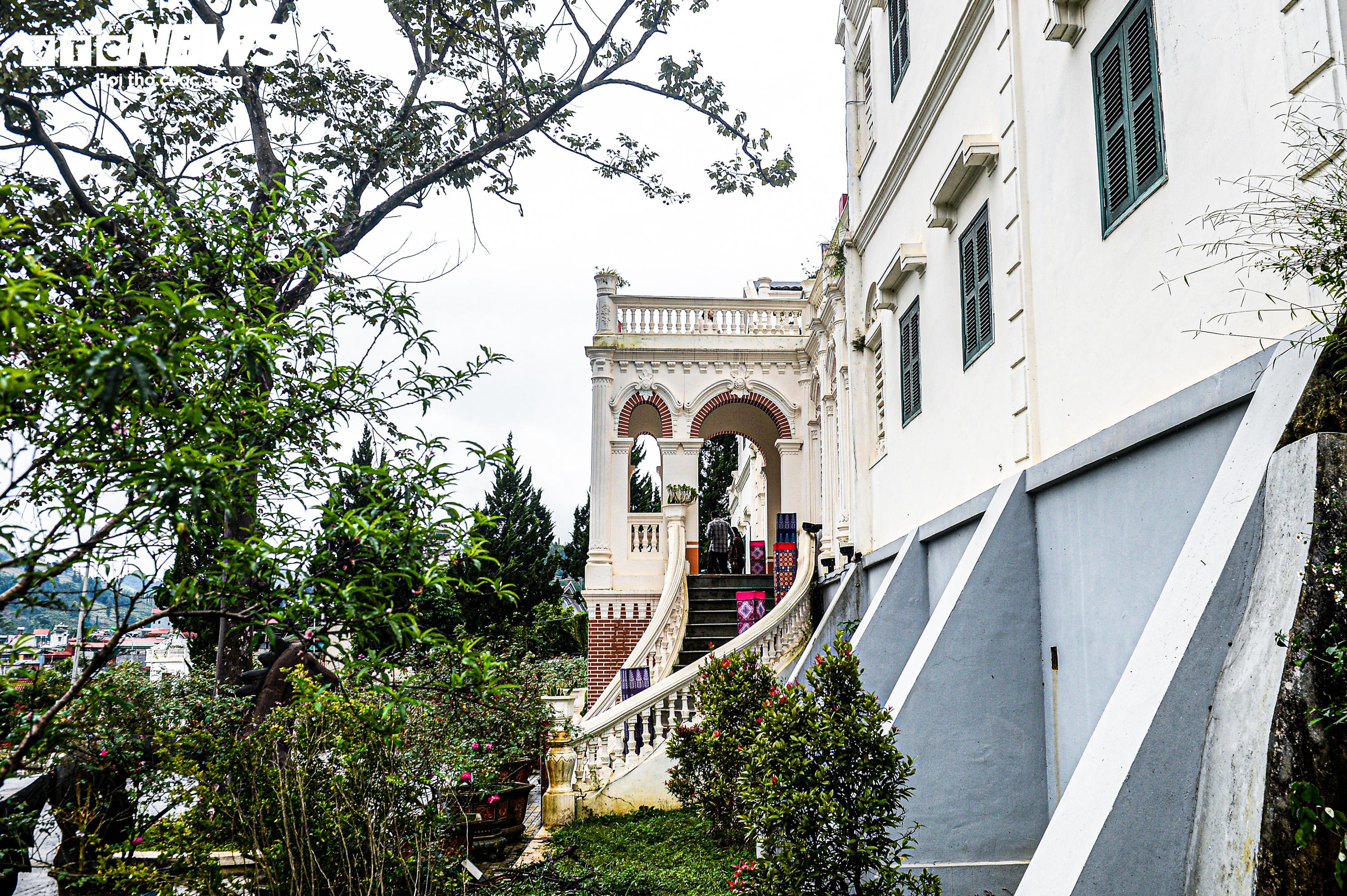 Dinh thự Vua Mèo khoác áo mới sau trùng tu, lộng lẫy giữa cao nguyên trắng - 15