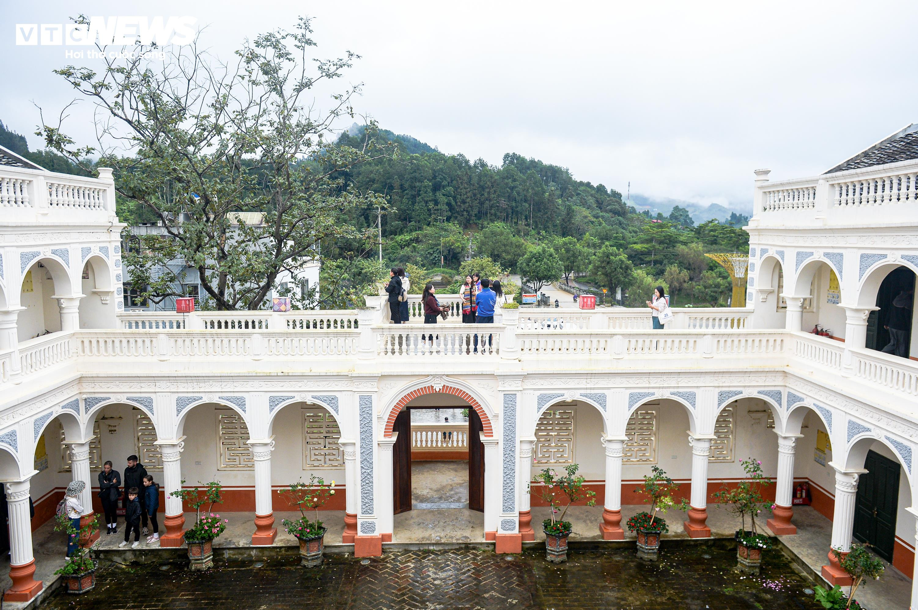 Dinh thự Vua Mèo khoác áo mới sau trùng tu, lộng lẫy giữa cao nguyên trắng - 2