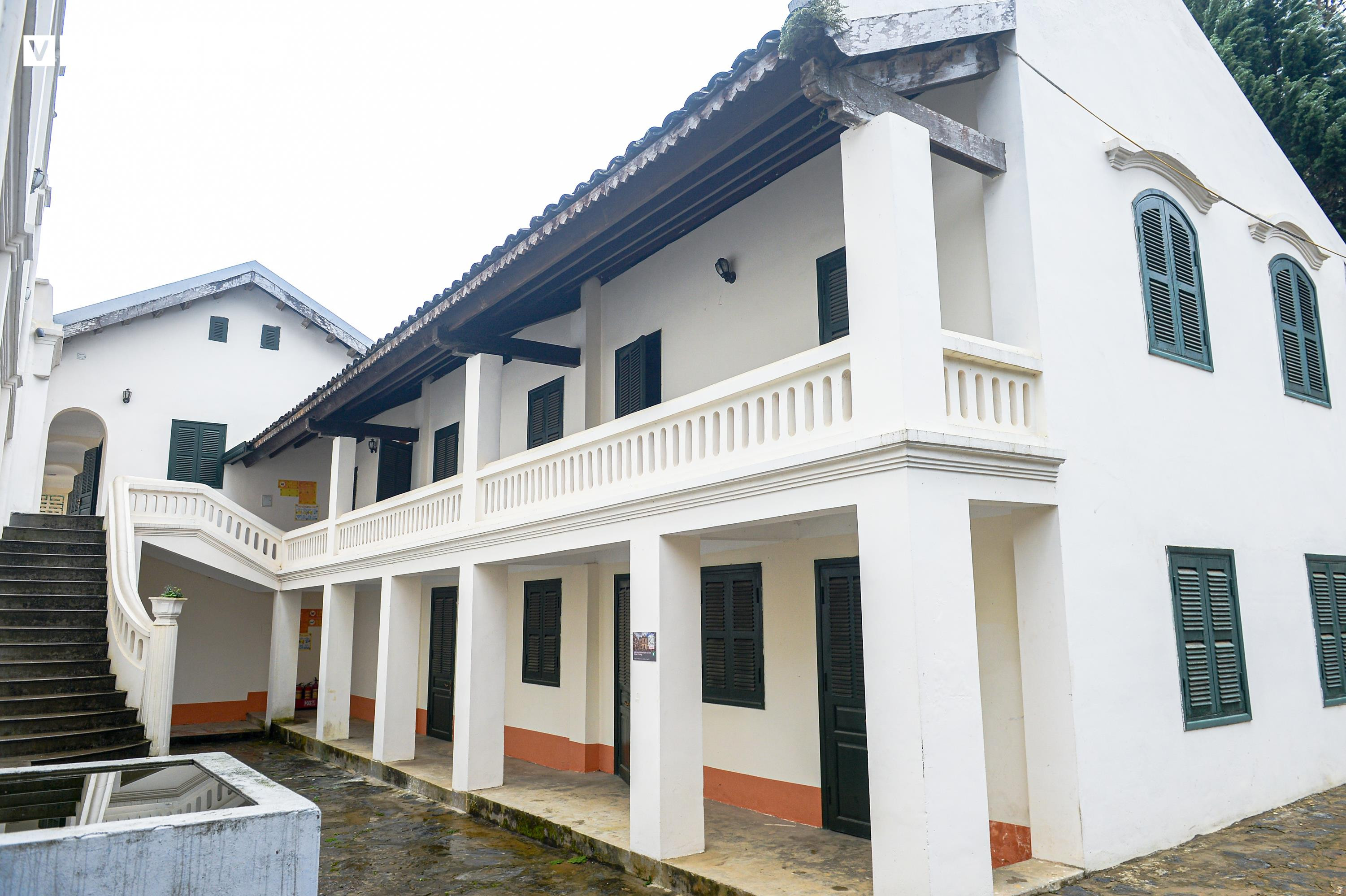 Dinh thự Vua Mèo khoác áo mới sau trùng tu, lộng lẫy giữa cao nguyên trắng - 3