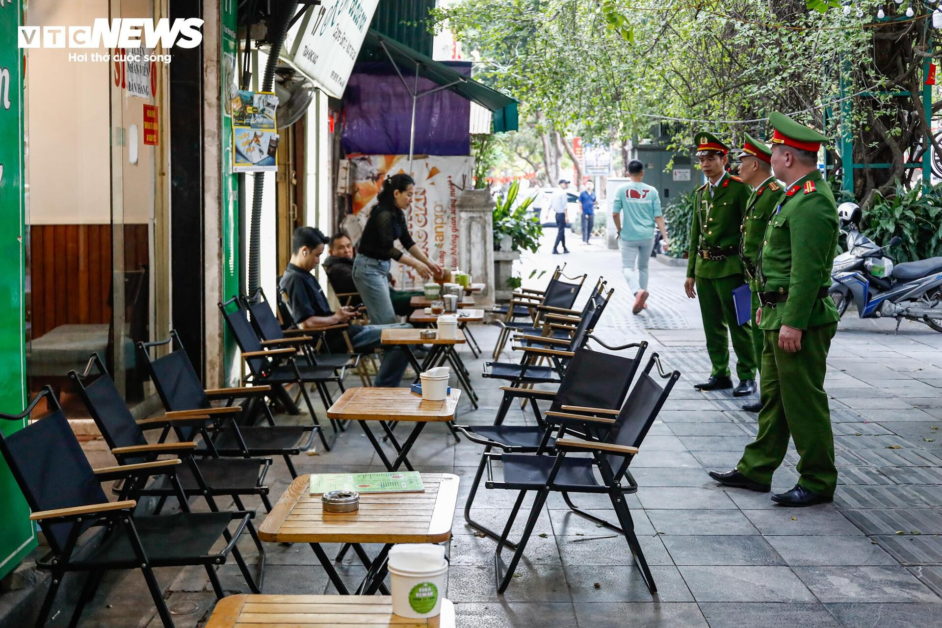 Làm sao để vỉa hè Hà Nội không còn nhếch nhác? - 1