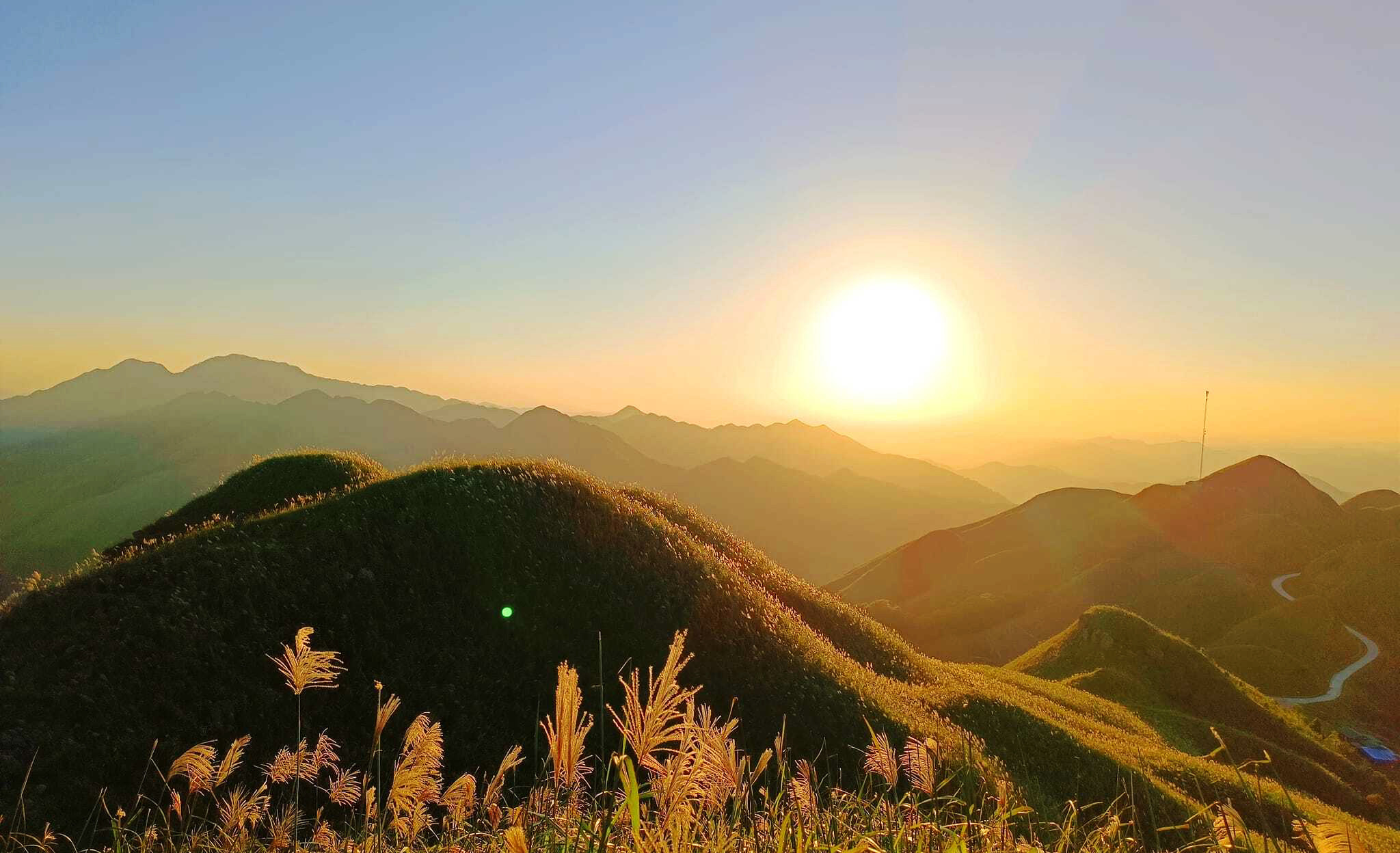 Về Quảng Ninh ngắm cỏ lau 'thức giấc' trên dải biên cương Bình Liêu - 9