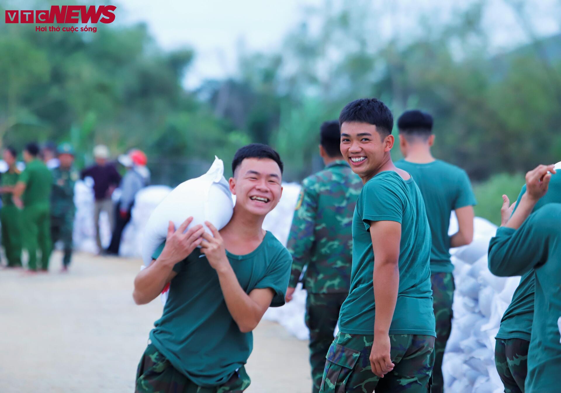 Khoảnh khắc đẹp: Bộ đội Cụ Hồ chung tay vá đê, giữ làng cho người dân Gia Lai - 8