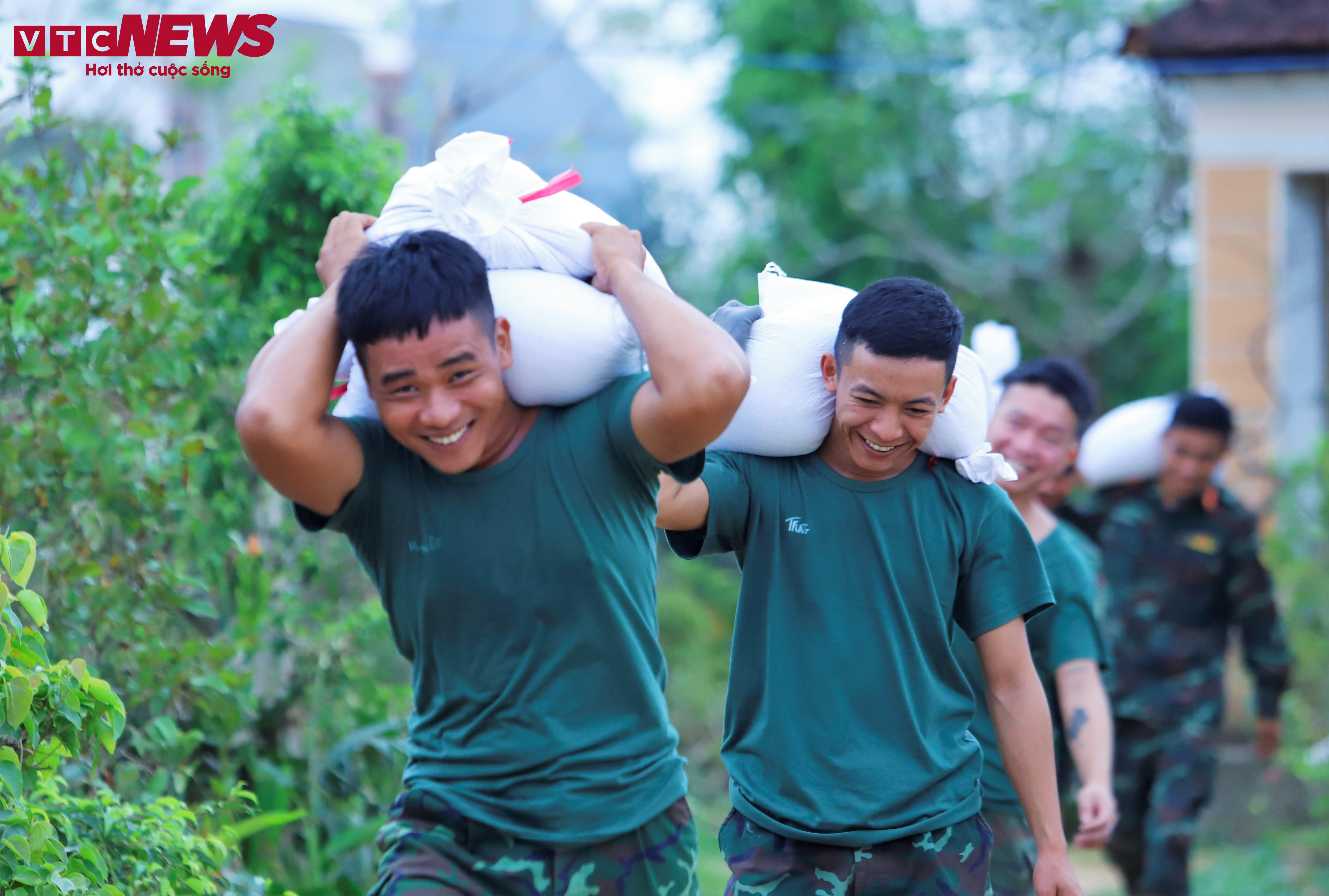 Khoảnh khắc đẹp: Bộ đội Cụ Hồ chung tay vá đê, giữ làng cho người dân Gia Lai - 7