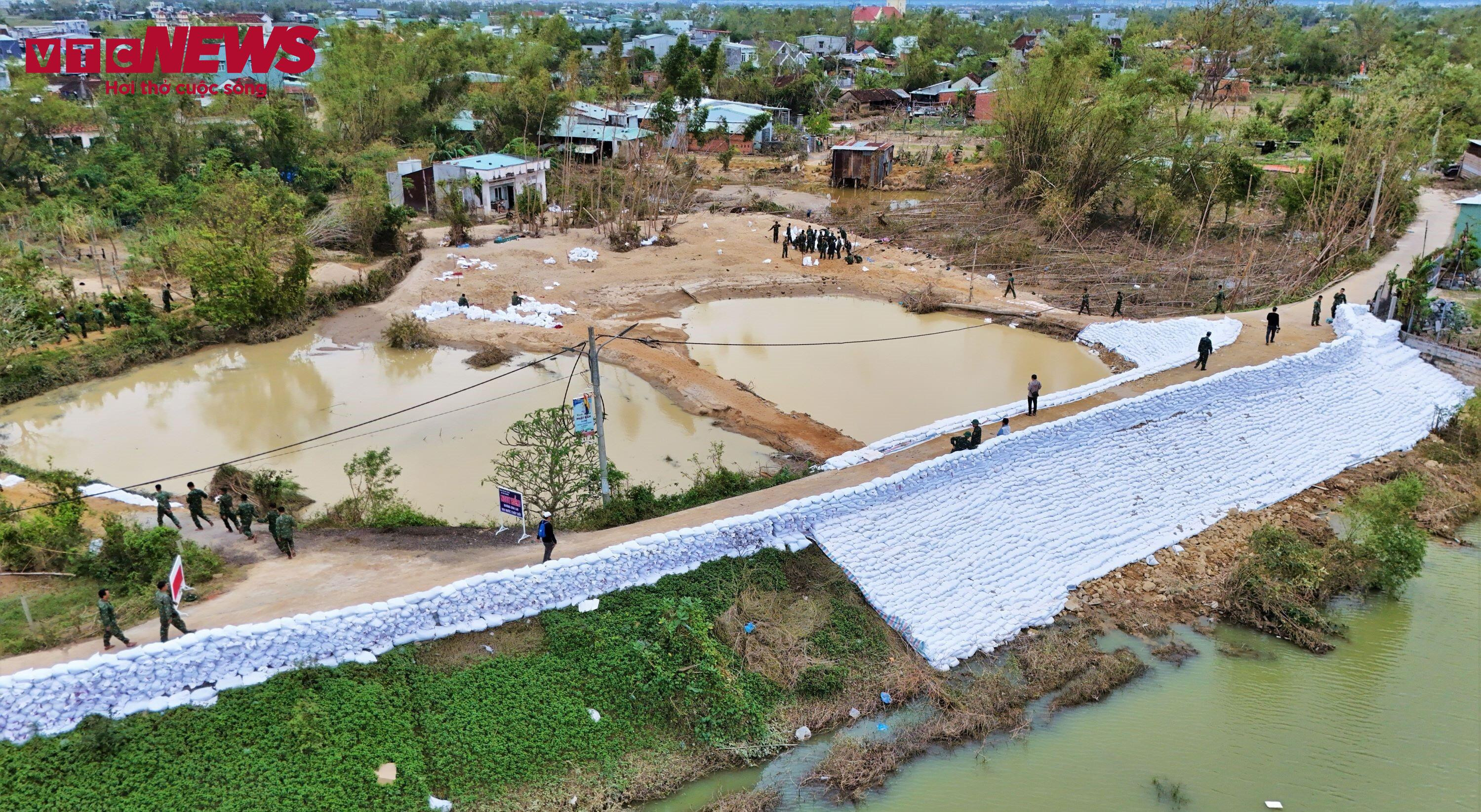 Khoảnh khắc đẹp: Bộ đội Cụ Hồ chung tay vá đê, giữ làng cho người dân Gia Lai - 1
