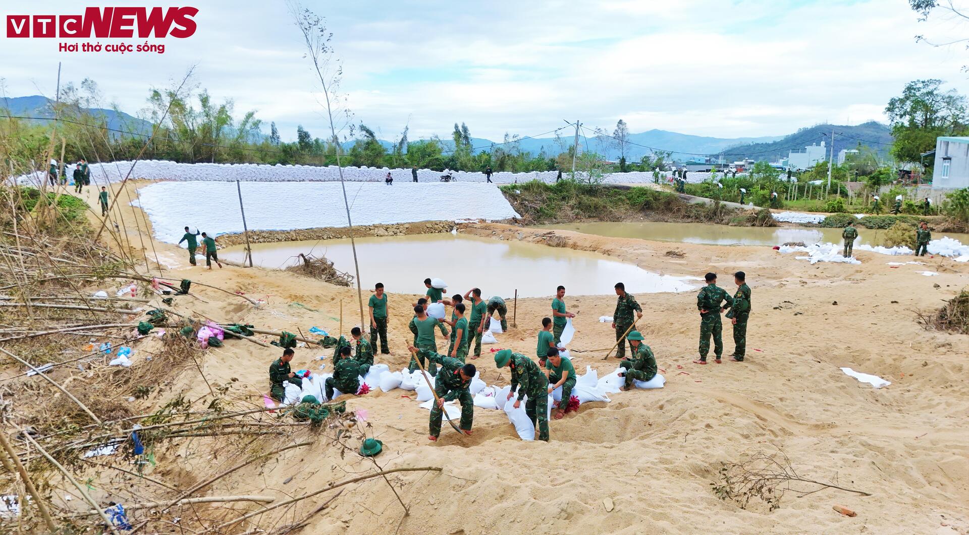 Khoảnh khắc đẹp: Bộ đội Cụ Hồ chung tay vá đê, giữ làng cho người dân Gia Lai - 2
