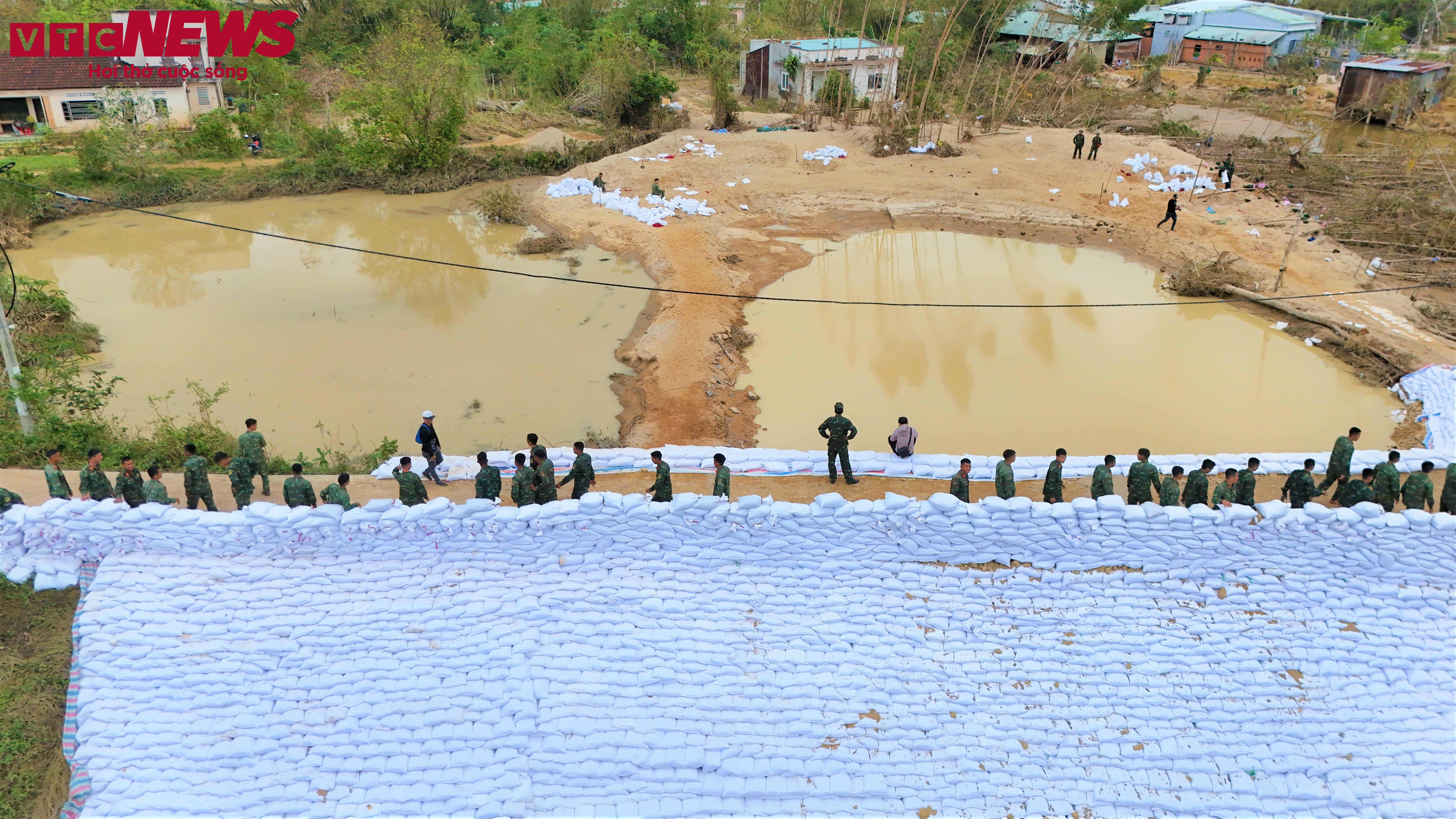 Khoảnh khắc đẹp: Bộ đội Cụ Hồ chung tay vá đê, giữ làng cho người dân Gia Lai - 13