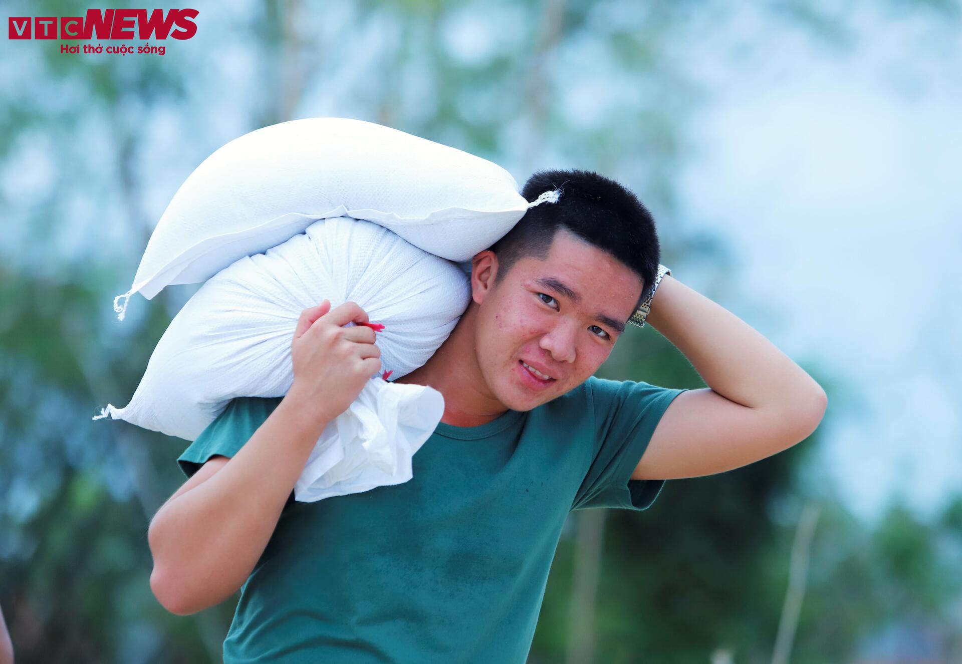 Khoảnh khắc đẹp: Bộ đội Cụ Hồ chung tay vá đê, giữ làng cho người dân Gia Lai - 6