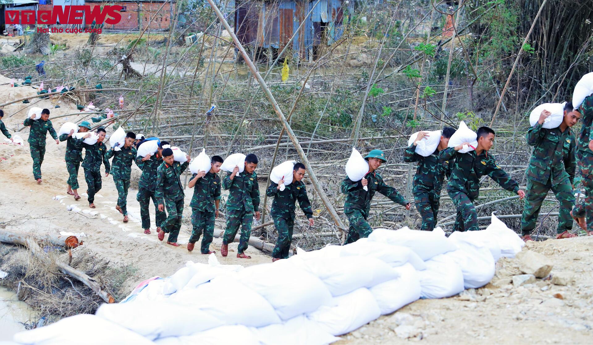 Khoảnh khắc đẹp: Bộ đội Cụ Hồ chung tay vá đê, giữ làng cho người dân Gia Lai - 3