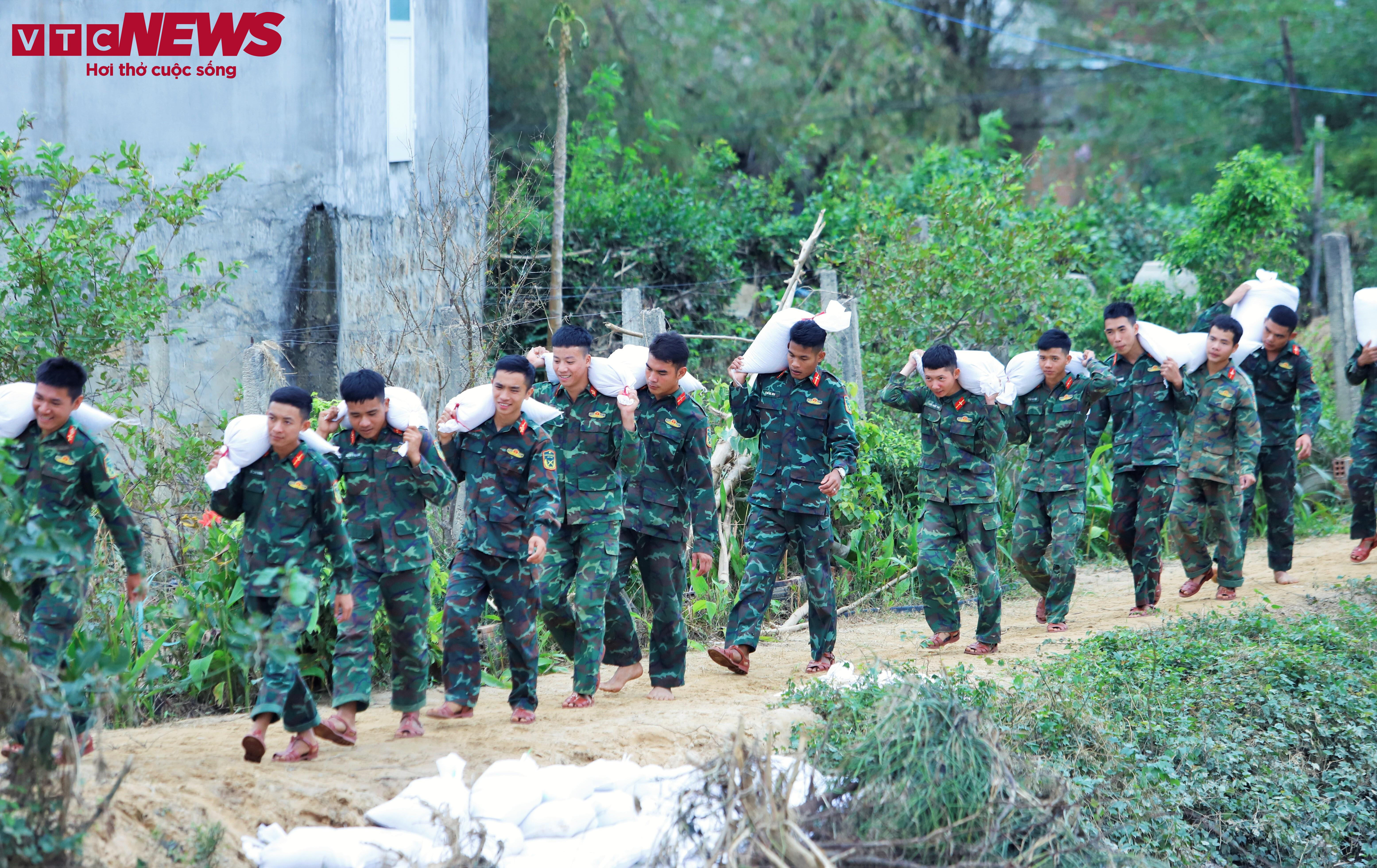 Khoảnh khắc đẹp: Bộ đội Cụ Hồ chung tay vá đê, giữ làng cho người dân Gia Lai - 12