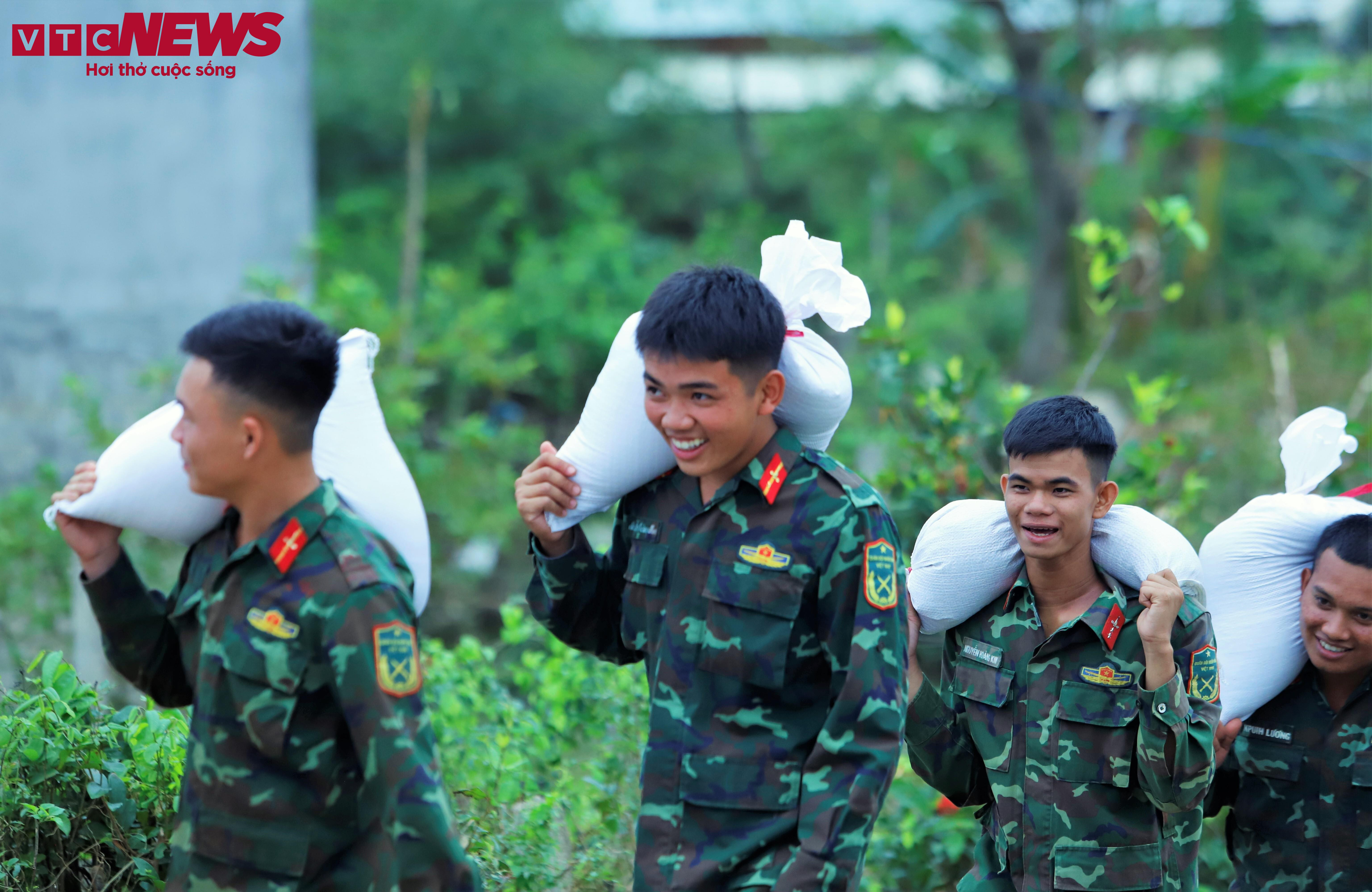 Khoảnh khắc đẹp: Bộ đội Cụ Hồ chung tay vá đê, giữ làng cho người dân Gia Lai - 9