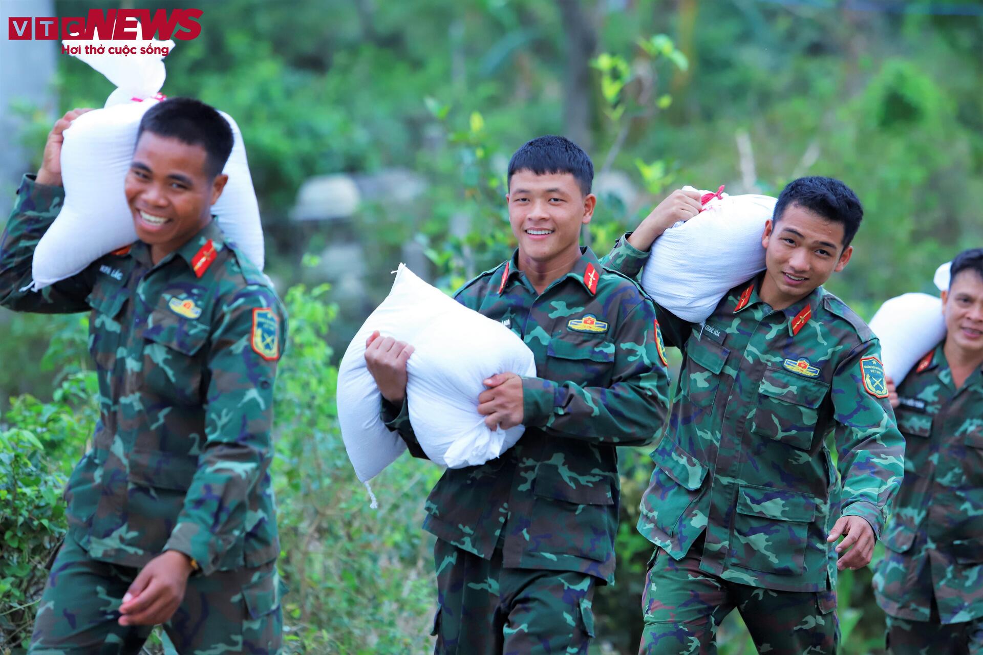 Khoảnh khắc đẹp: Bộ đội Cụ Hồ chung tay vá đê, giữ làng cho người dân Gia Lai - 11